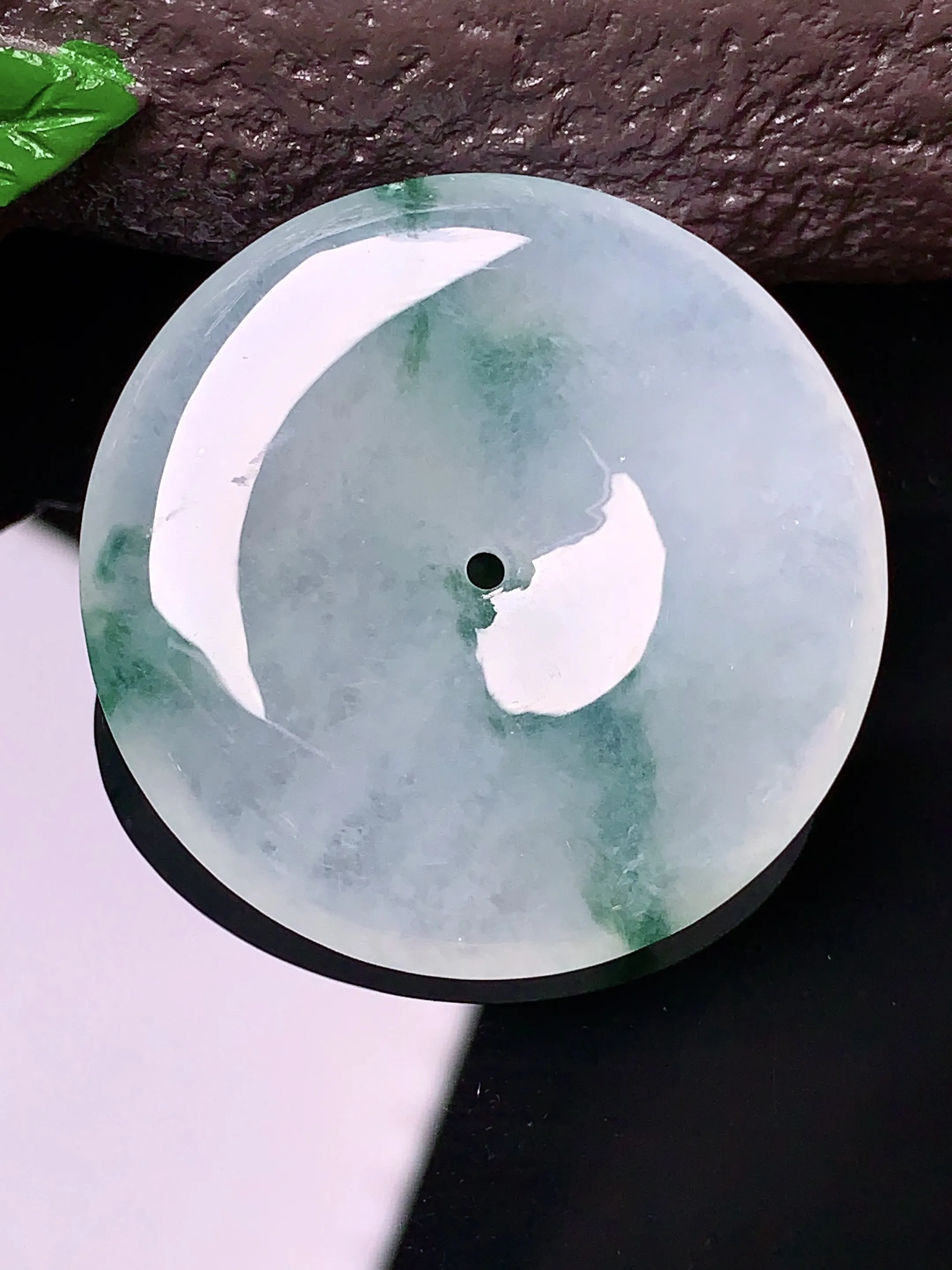 飘绿平安扣吊坠 玉质细腻 色泽艳丽 整体尺寸34.2*5.6