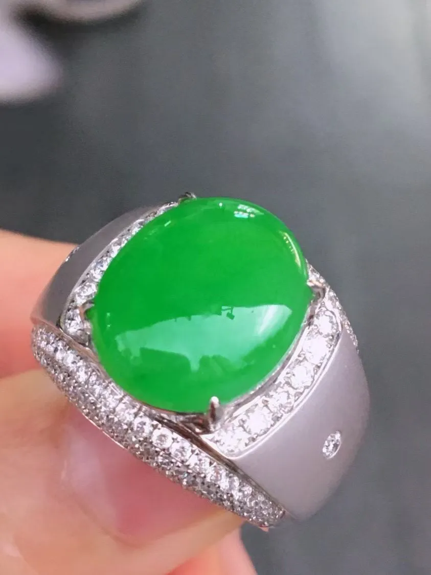 冰种阳绿蛋面戒指，真金真钻镶嵌，种水好，玉质细腻 .裸石尺寸 14.7*12.4
