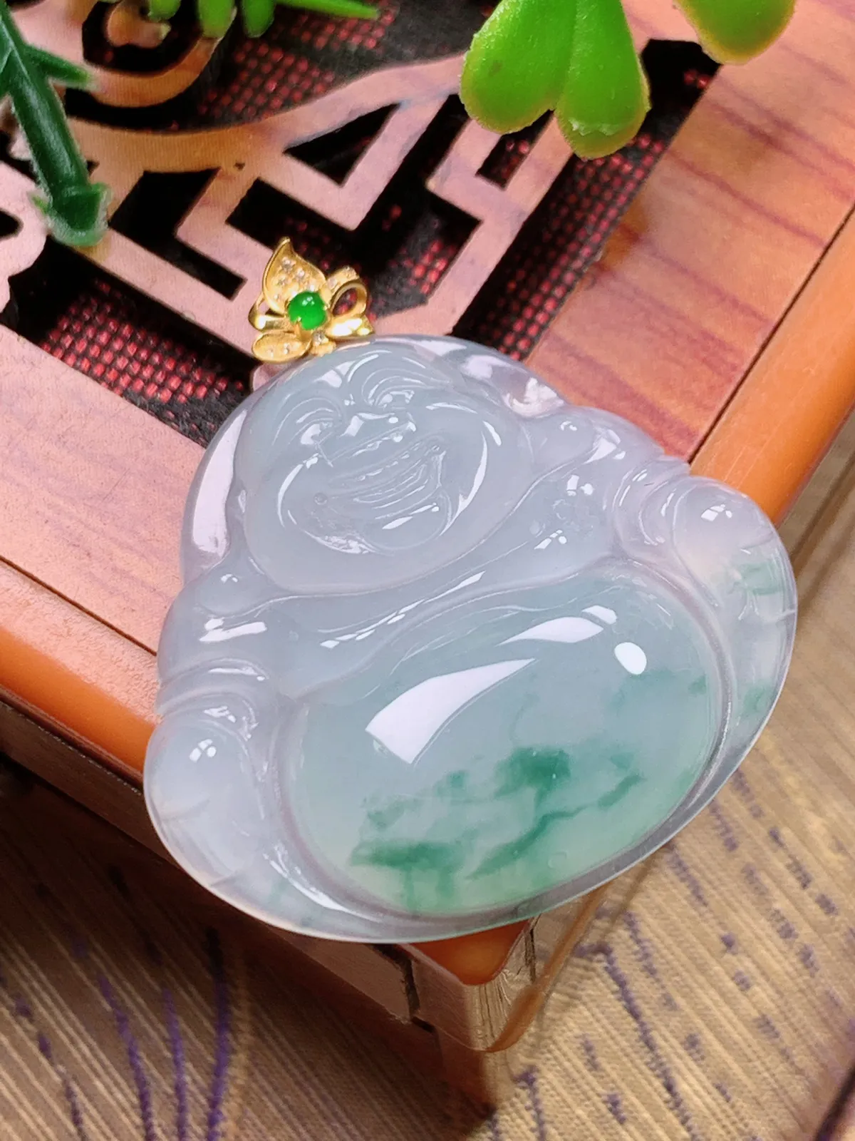 精品推荐，缅甸天然A货翡翠，18K金扣镶嵌冰种飘花佛公吊坠，种水好，颜色鲜艳，玉质水润细腻，工艺精湛