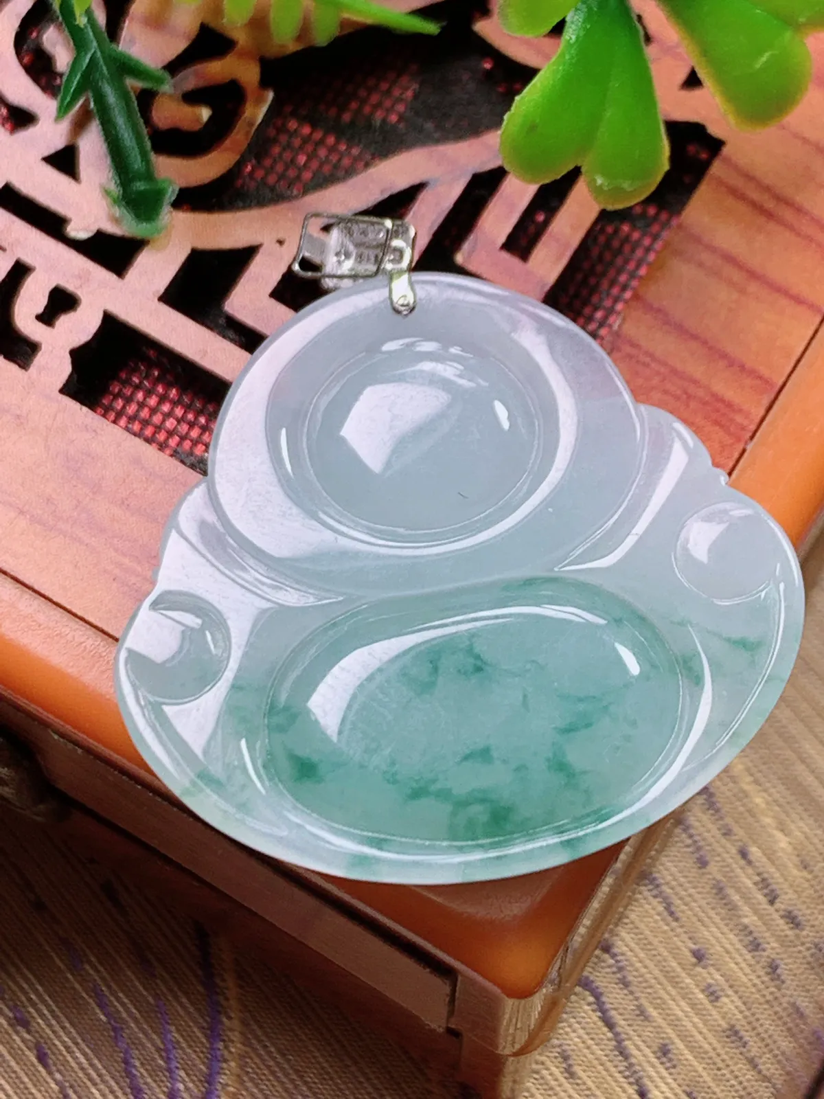 精品推荐，缅甸天然A货翡翠，18K金扣镶嵌冰种飘花佛公吊坠，种水好，颜色鲜艳，玉质水润细腻，工艺精湛，佩戴效果更佳。