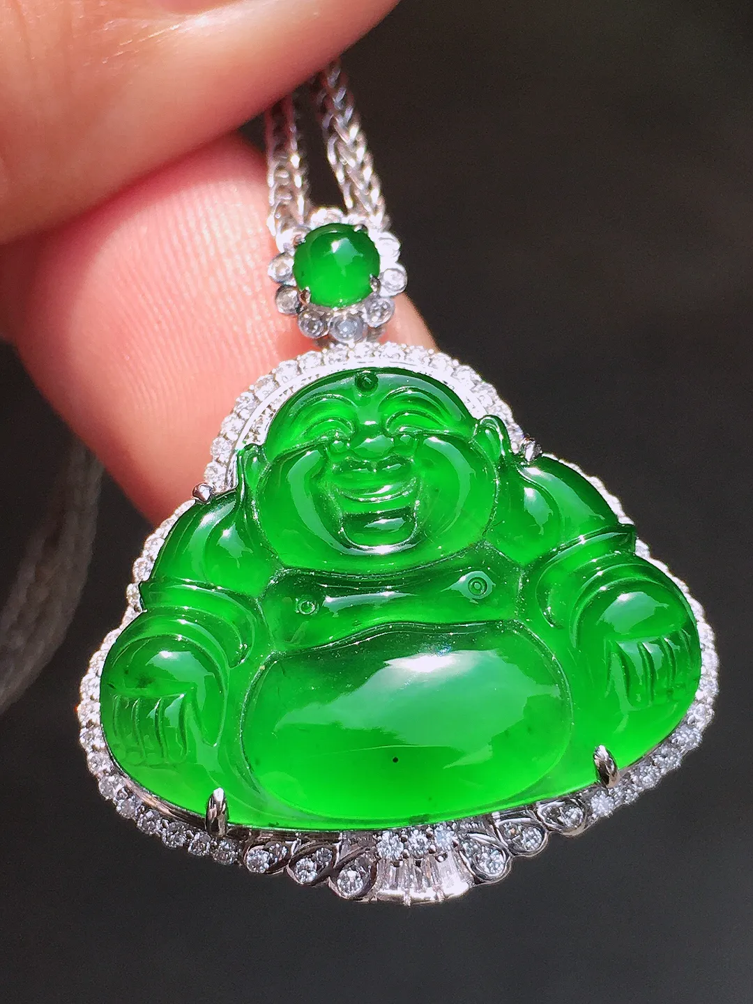 满绿佛公吊坠，色泽均匀浓郁，玉质细腻，荧光感超
强，饱满水润，气质满满。18k
金豪华镶嵌