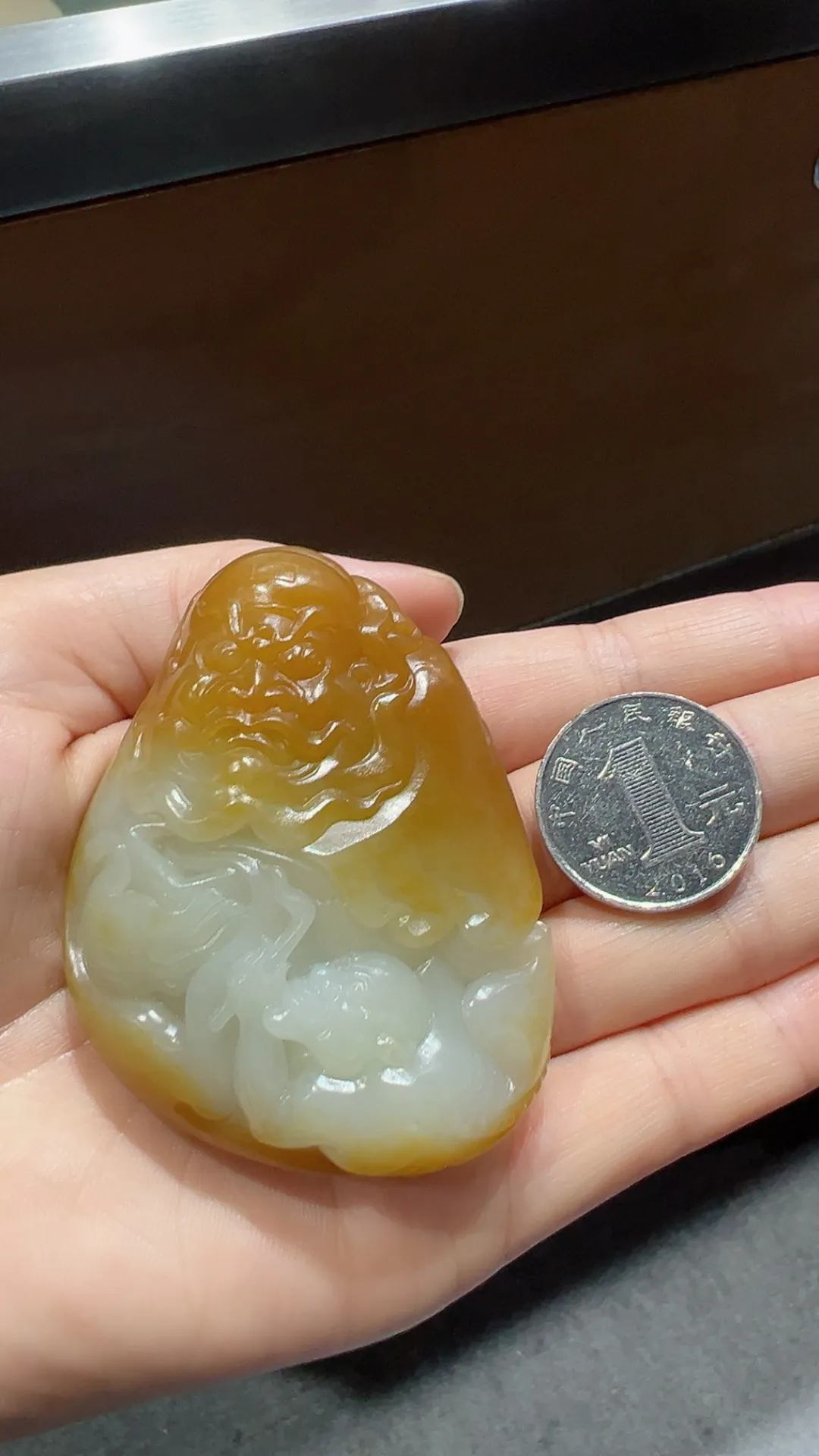 新疆和田玉籽料｜钟馗捉鬼
高品质 独籽 黄皮带沁色 工艺精湛 可收藏

重120克 尺寸64.5*49*26m m