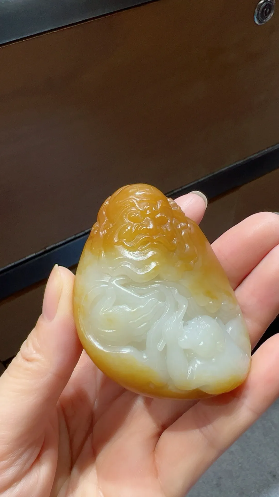 新疆和田玉籽料｜钟馗捉鬼
高品质 独籽 黄皮带沁色 工艺精湛 可收藏

重120克 尺寸64.5*49*26m m