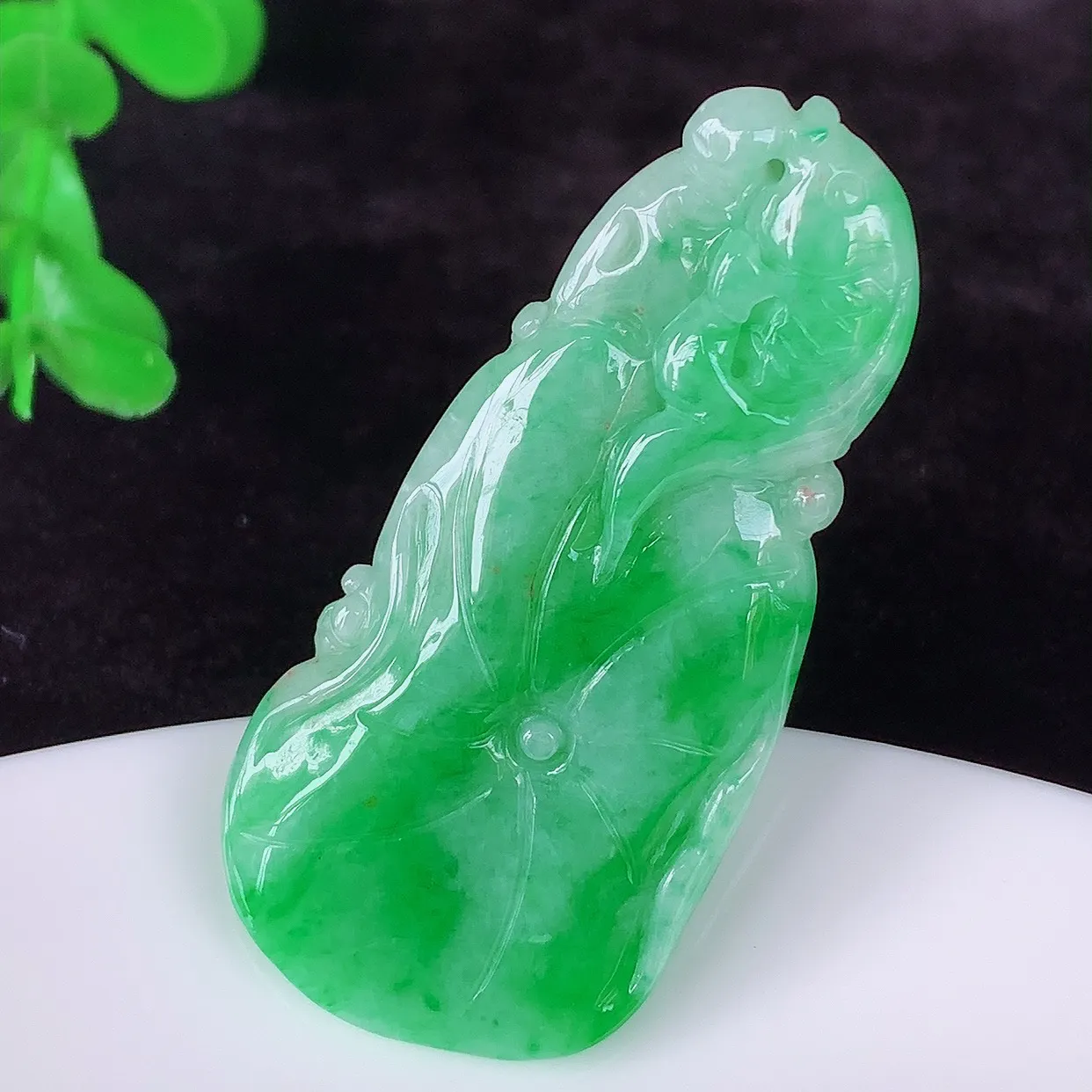 自然光实拍，冰糯种飘阳绿翡翠荷叶鱼、和和美美玉坠，财源广进，自然隐逸、荷本是素不着尘之物，有和美之寓