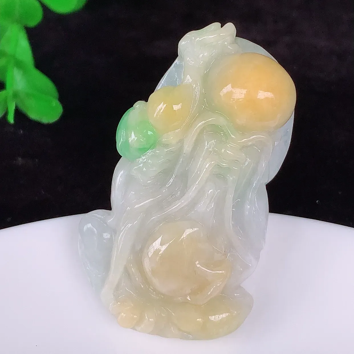 自然光实拍，冰润冰糯种双彩黄加绿翡翠寿星公吊坠，种老水足，翠色灵动，寓意美好，佩戴时尚出众！#87.22
