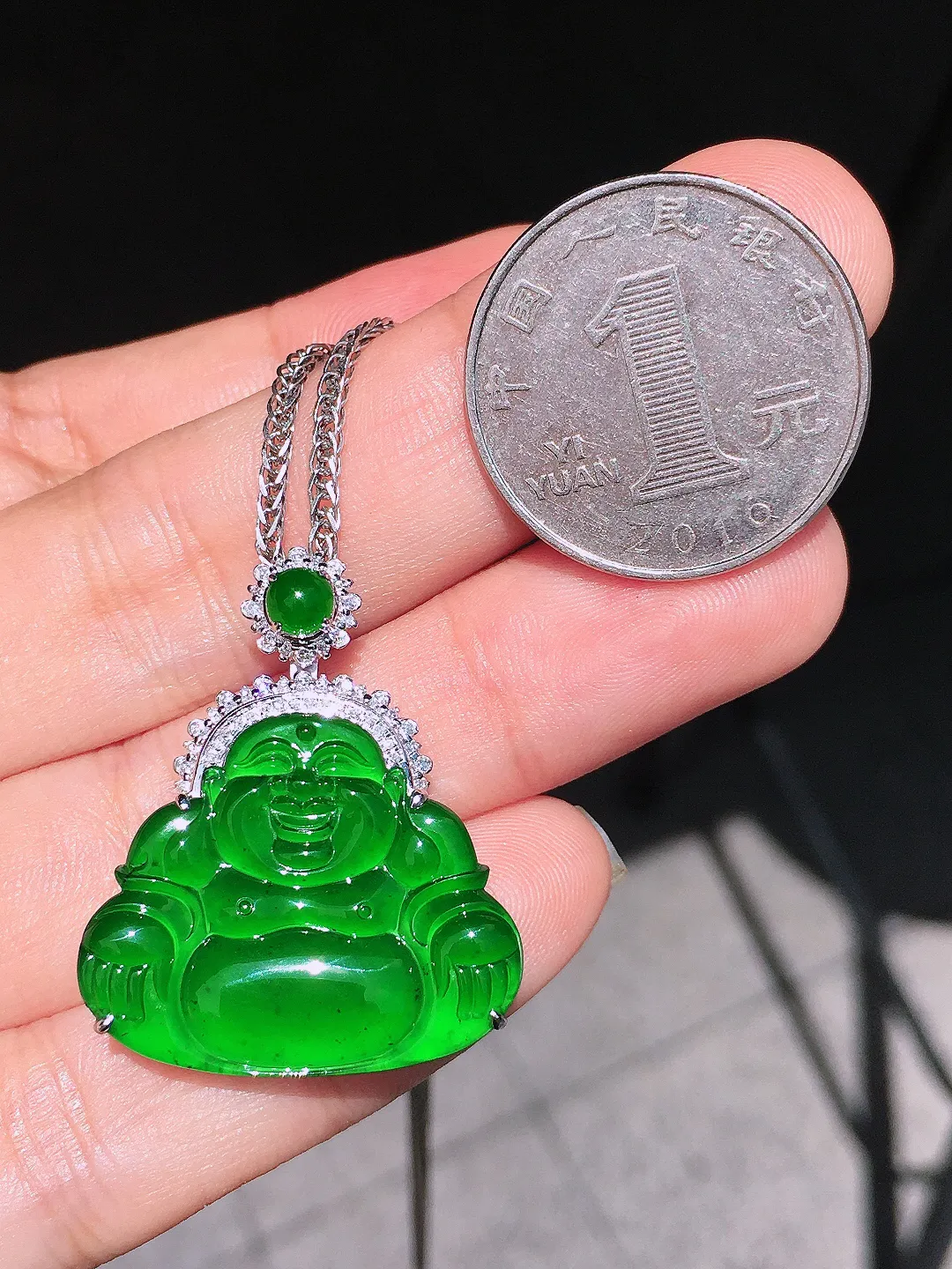 阳绿佛公吊坠，色泽均匀艳丽，玉质细腻，荧光感超
强，饱满水润，气质满满。18k
金豪华镶嵌