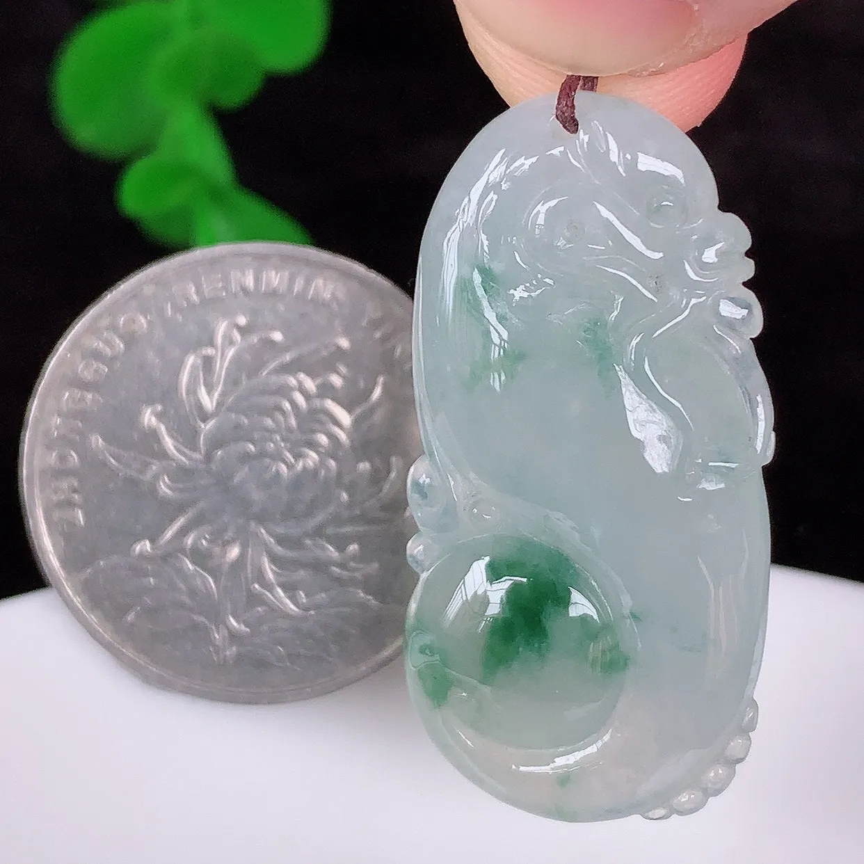 自然光实拍，冰种飘花翡翠精雕龙腾盛世、龙牌吊坠，种水好，雕工立体精致，佩戴霸气时尚！#87.22