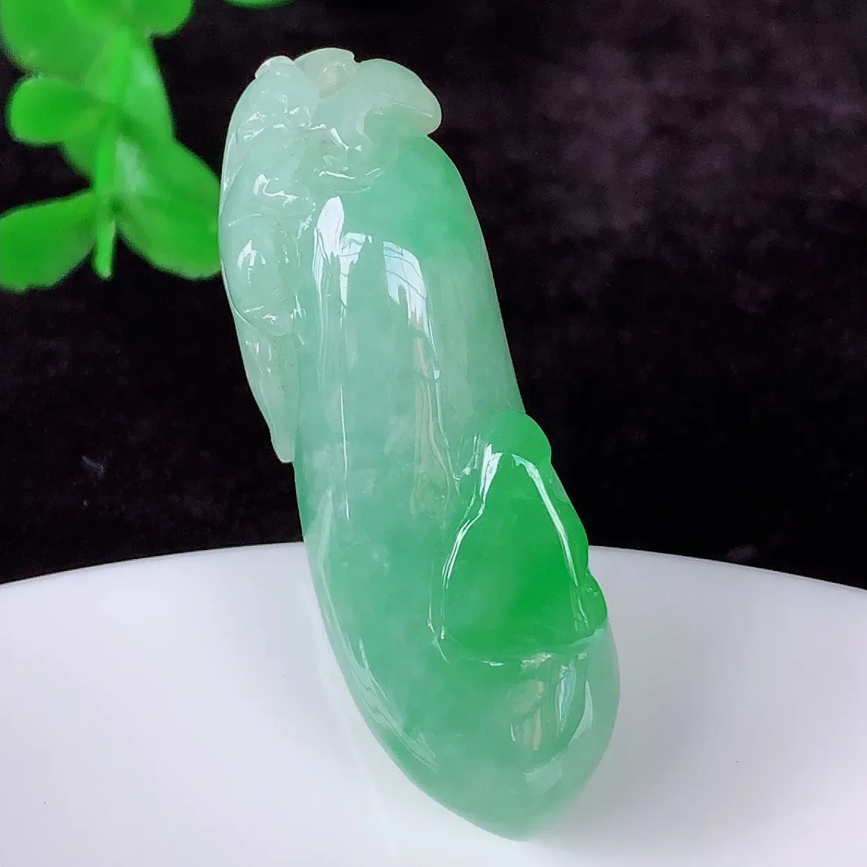 自然光实拍，冰润冰糯种飘阳绿翡翠招财福瓜吊坠，翡翠福瓜招财瓜，冰润且起胶感，佩戴效果优雅迷人！#05.20