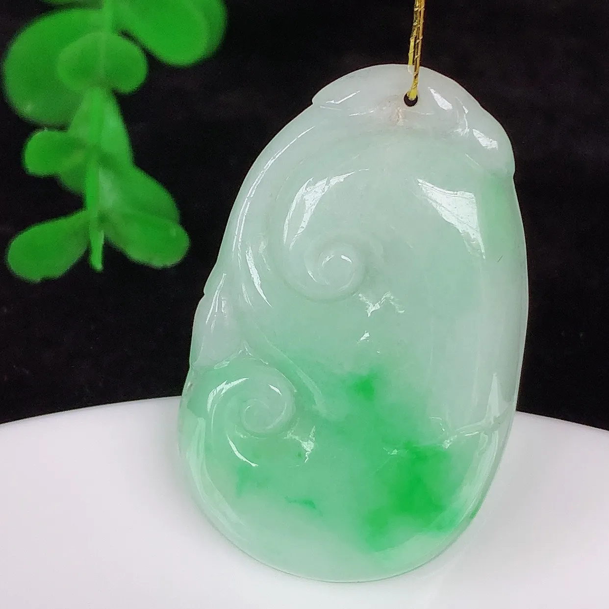 自然光实拍，冰糯种飘阳绿翡翠如意吊坠，翡翠如意，上身效果非常美，饱满大气，工艺美，万事如意，如意一生