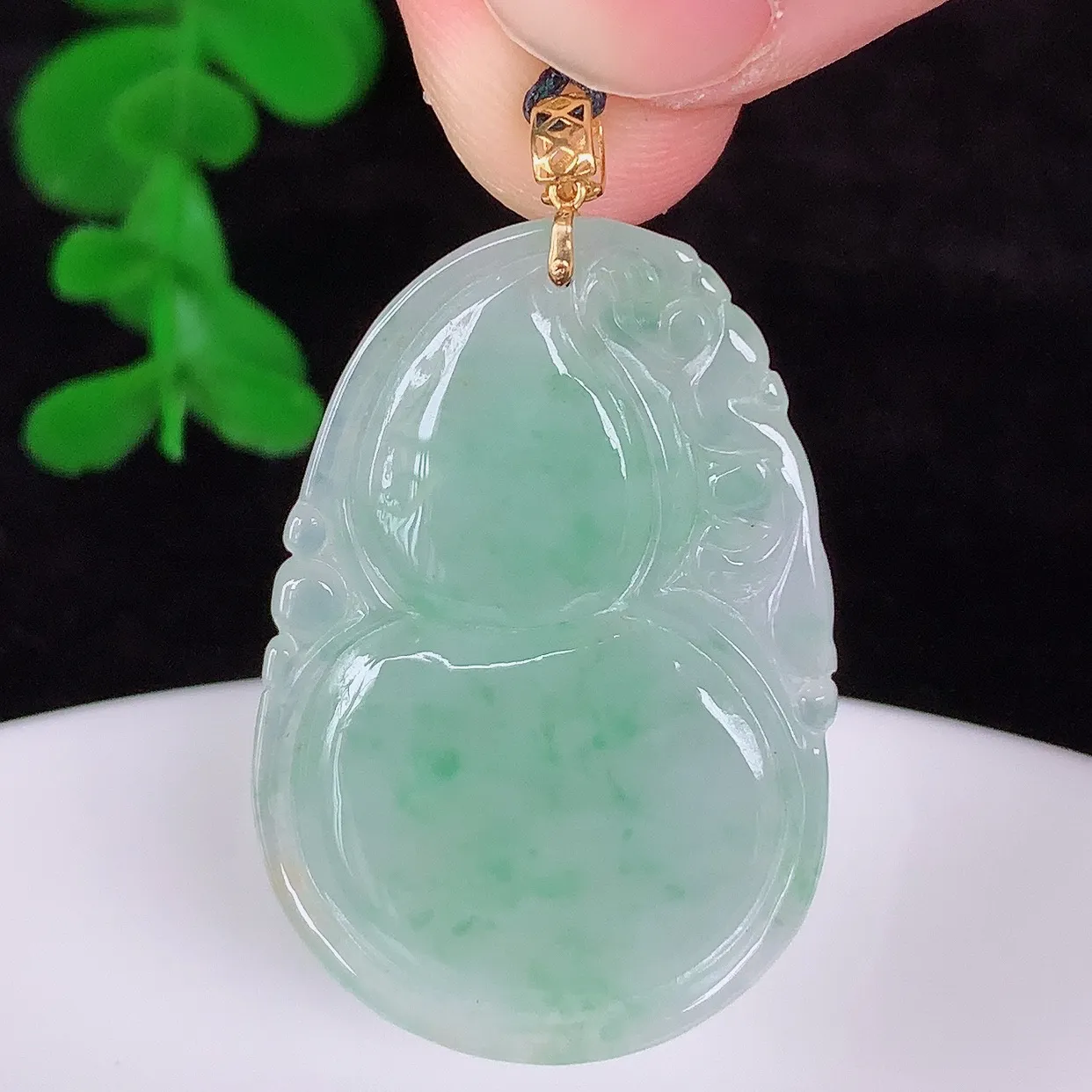 自然光实拍，18K金镶嵌冰飘绿花翡翠葫芦吊坠，翡翠葫芦，寓意福禄双全，财源滚滚，佩戴效果优雅迷人！#00.22