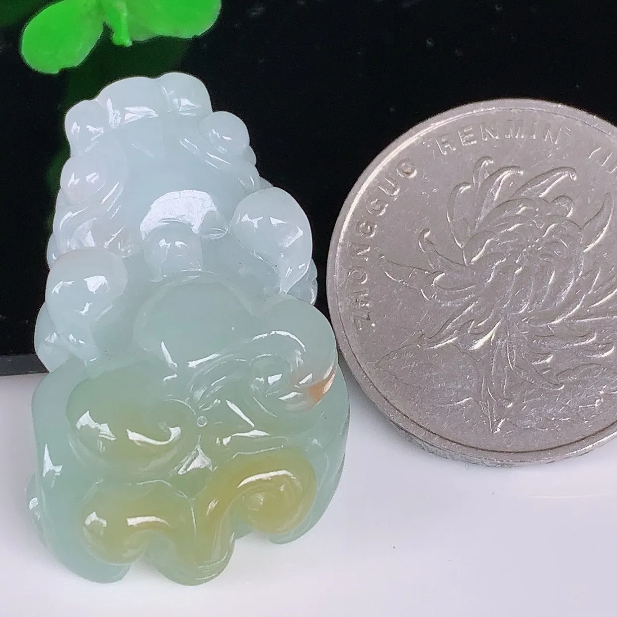 自然光实拍，冰润冰糯种黄翡翡翠招财貔貅吊坠，民间有“一摸貔貅运程旺盛，再摸貔貅财运滚滚，三摸貔貅平步青云 ”的美好祝愿。#01.22