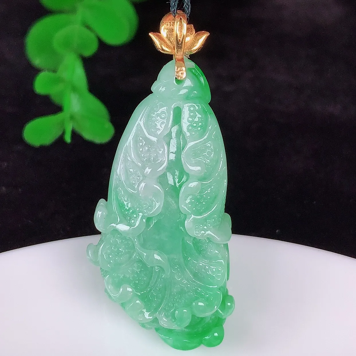 自然光实拍，18K金镶嵌冰润冰糯种飘阳绿翡翠招百财白菜吊坠，百财聚来，财源滚滚，色泽鲜艳，精工水润的白菜，性价比高！#1.22整体45*裸石39*19.5*10.8