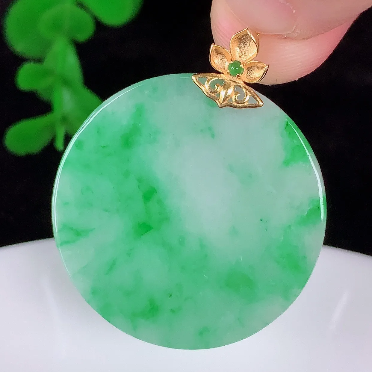 自然光实拍，18K金镶嵌水润冰糯种飘阳绿翡翠平安无事牌吊坠，翡翠无事牌，平平安安，无事牌翠色灵动，佩戴平安时尚！#00.22整体33.6*28*4裸石28*28