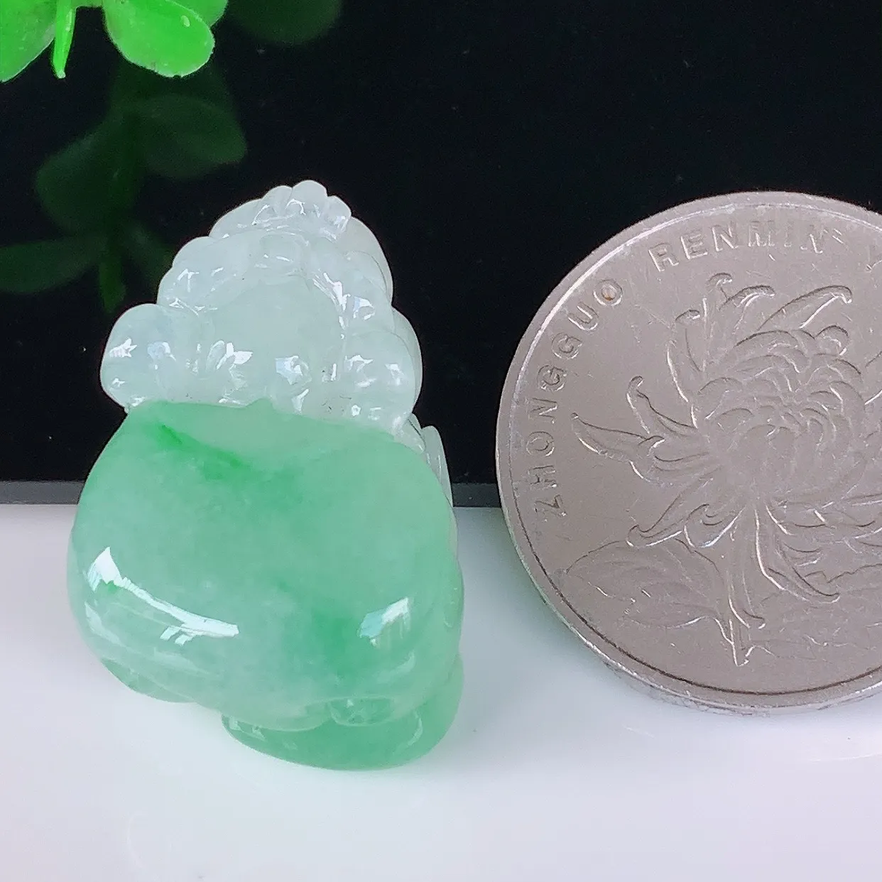 自然光实拍，冰润冰糯种飘绿翡翠招财貔貅吊坠，民间有“一摸貔貅运程旺盛，再摸貔貅财运滚滚，三摸貔貅平步青云 ”的美好祝愿。#41.20