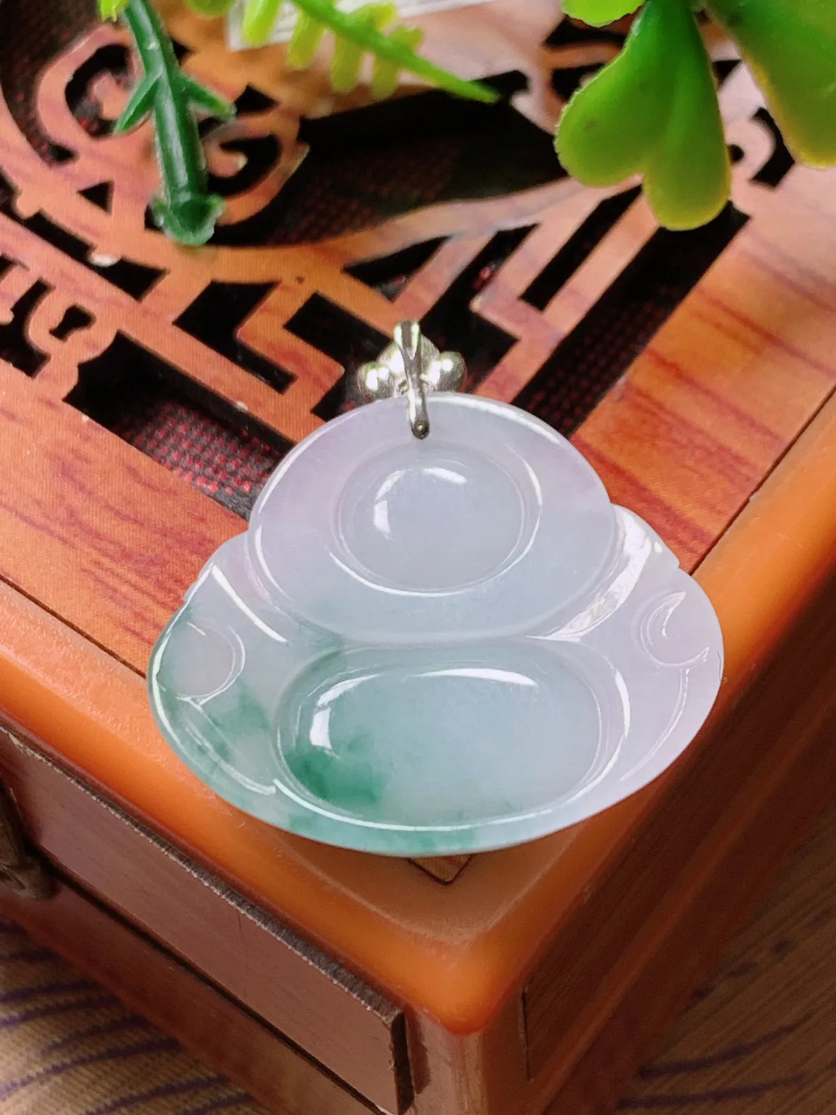 精品推荐，缅甸天然A货翡翠，18K金扣镶嵌冰种飘花佛公吊坠，种水好，颜色鲜艳，玉质水润细腻，工艺精湛，佩戴效果更佳。