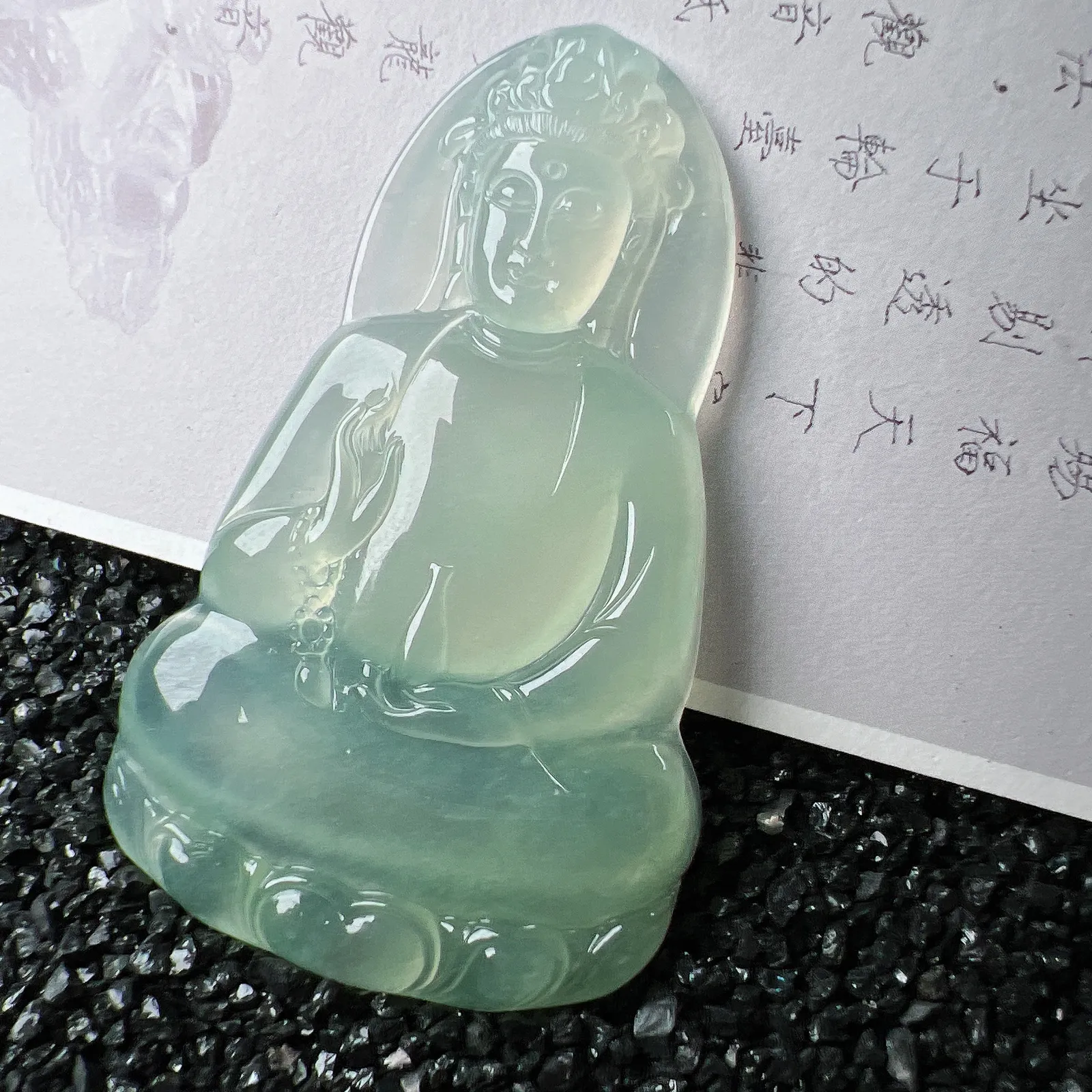 【冰晴素衣观音】种地优秀，通透闪亮，起光的料子，厚度很好，工艺雕刻精湛。