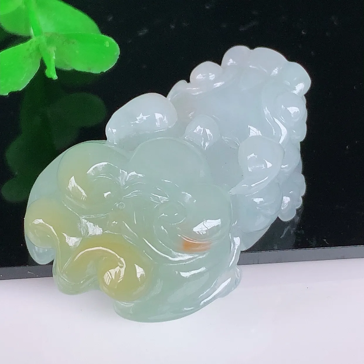 自然光实拍，冰润冰糯种黄翡翡翠招财貔貅吊坠，民间有“一摸貔貅运程旺盛，再摸貔貅财运滚滚，三摸貔貅平步青云 ”的美好祝愿。#01.22