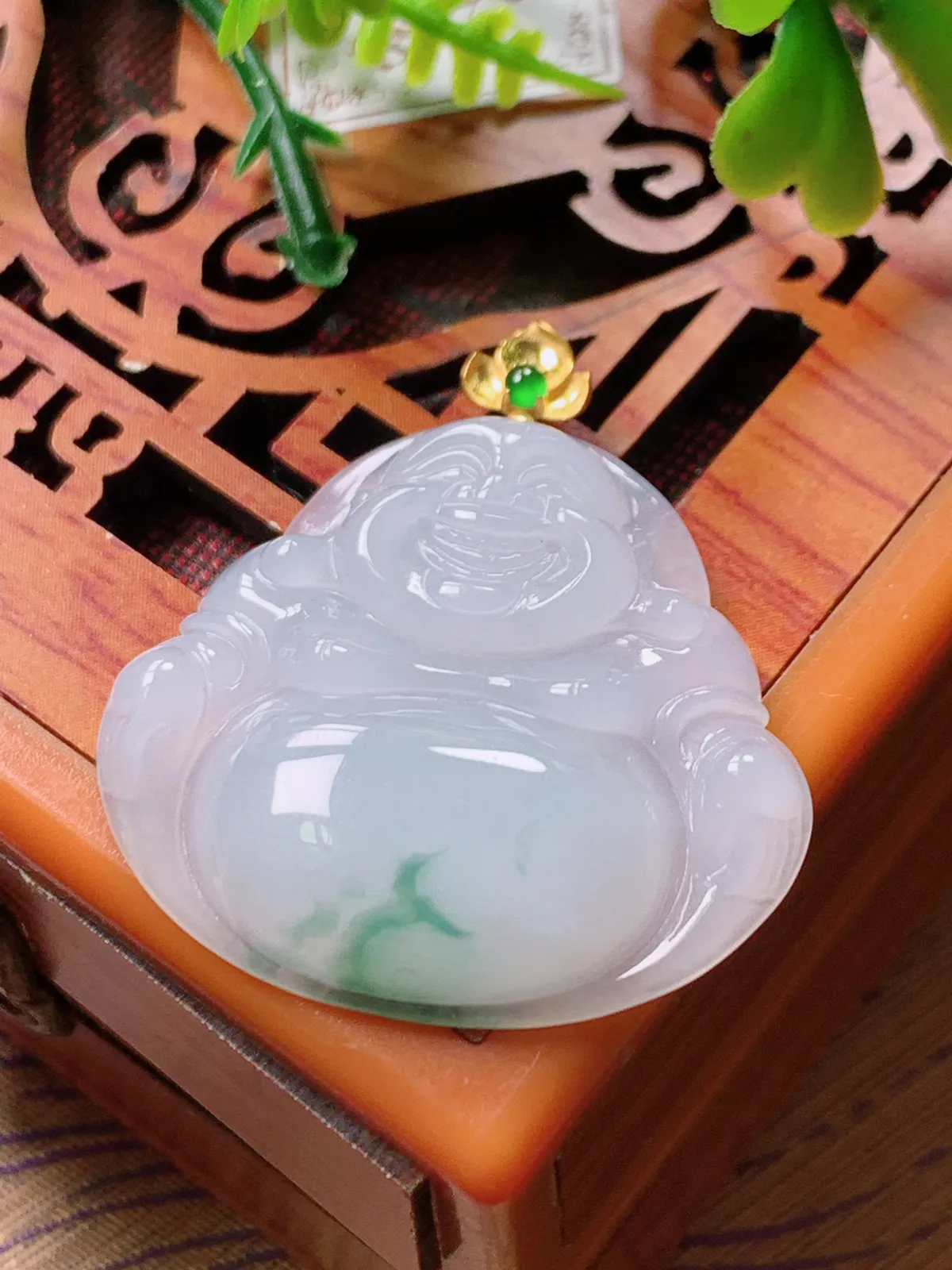 精品推荐，缅甸天然A货翡翠，18K金扣镶嵌冰种飘花佛公吊坠，种水好，颜色鲜艳，玉质水润细腻，工艺精湛，佩戴效果更佳。