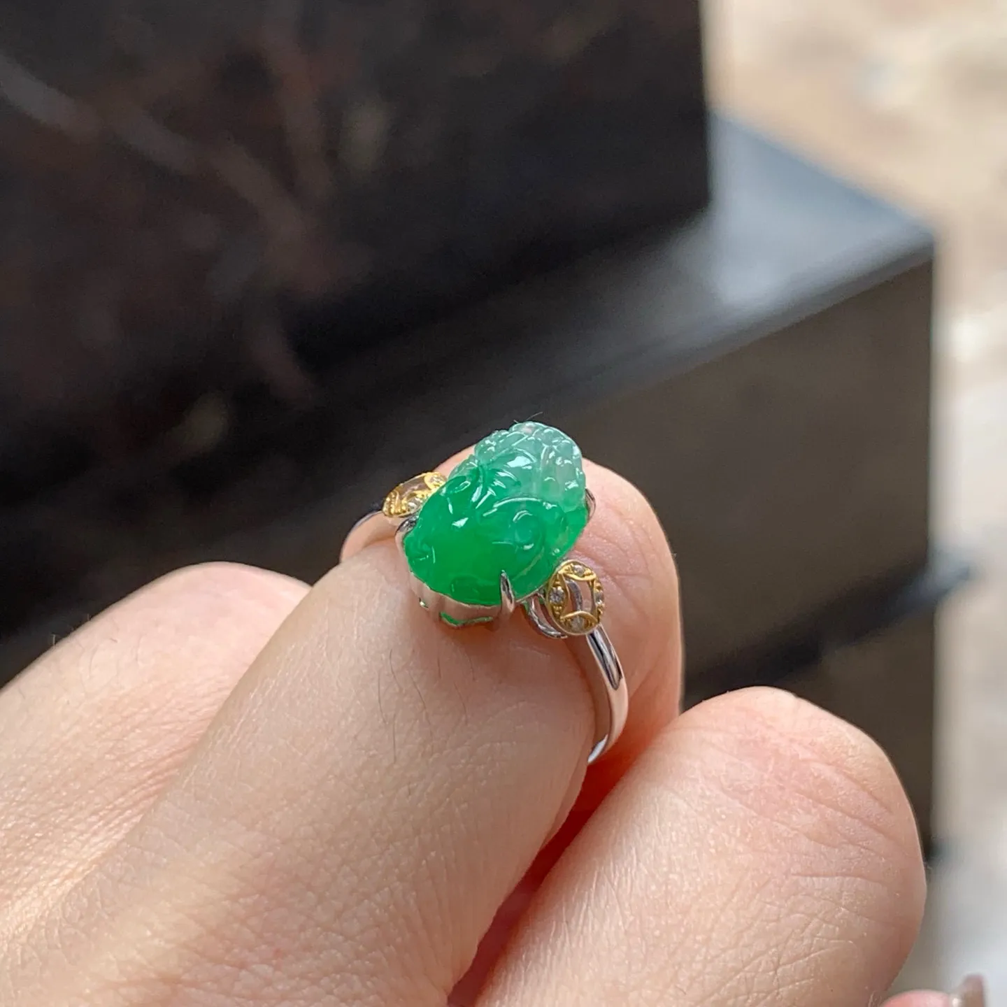 阳绿貔貅戒指
真金镶嵌 精致