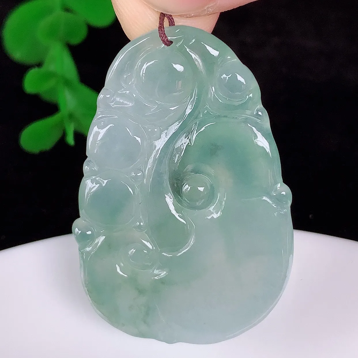 自然光实拍 冰种飘绿翡翠如意吊坠，翡翠如意，上身效果非常美，饱满大气，工艺美，万事如意，如意一生 #01.22