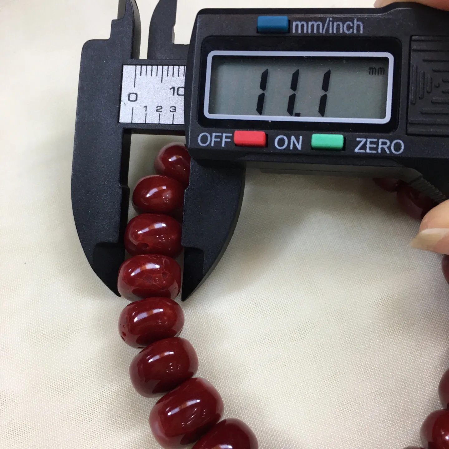 【天然日本阿卡牛血红珊瑚11.6mm算盘珠手串】️遇不可求！日本产地，阿卡材料，牛血红色，光泽柔润透亮，直径约为11.6-11.1mm，重量41.3克，珊瑚本为佛教珍宝，来自深海千年生长，属于有机宝石，气场强大，每粒均为天然无添加无修补！少白芯少虫眼，收藏精品！传承宝贝！