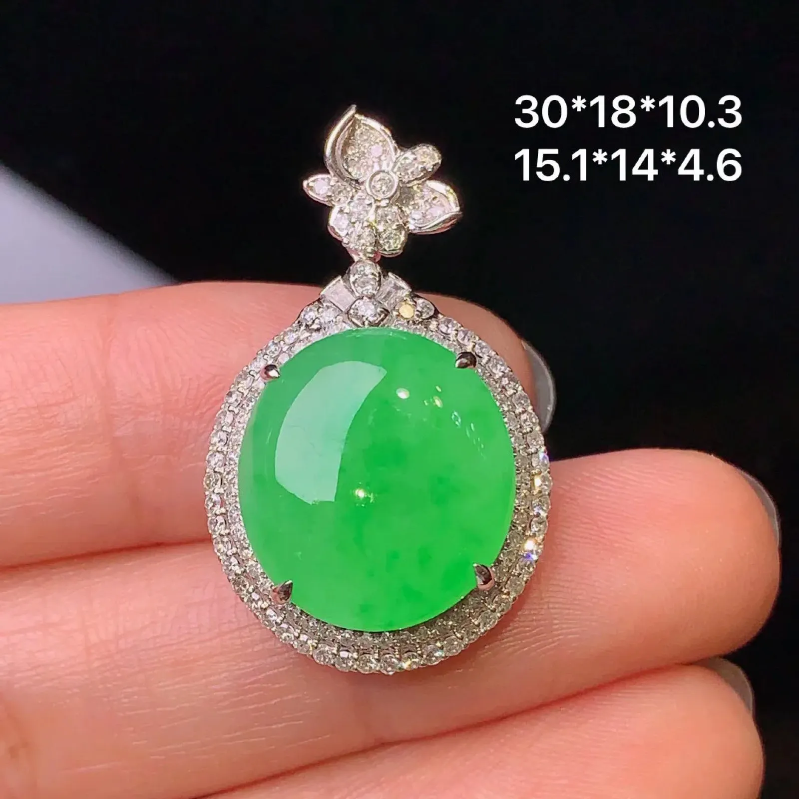 18k金钻镶嵌翠绿蛋面吊坠 玉质细腻 色泽清新艳丽 整体尺寸30*18*10.3