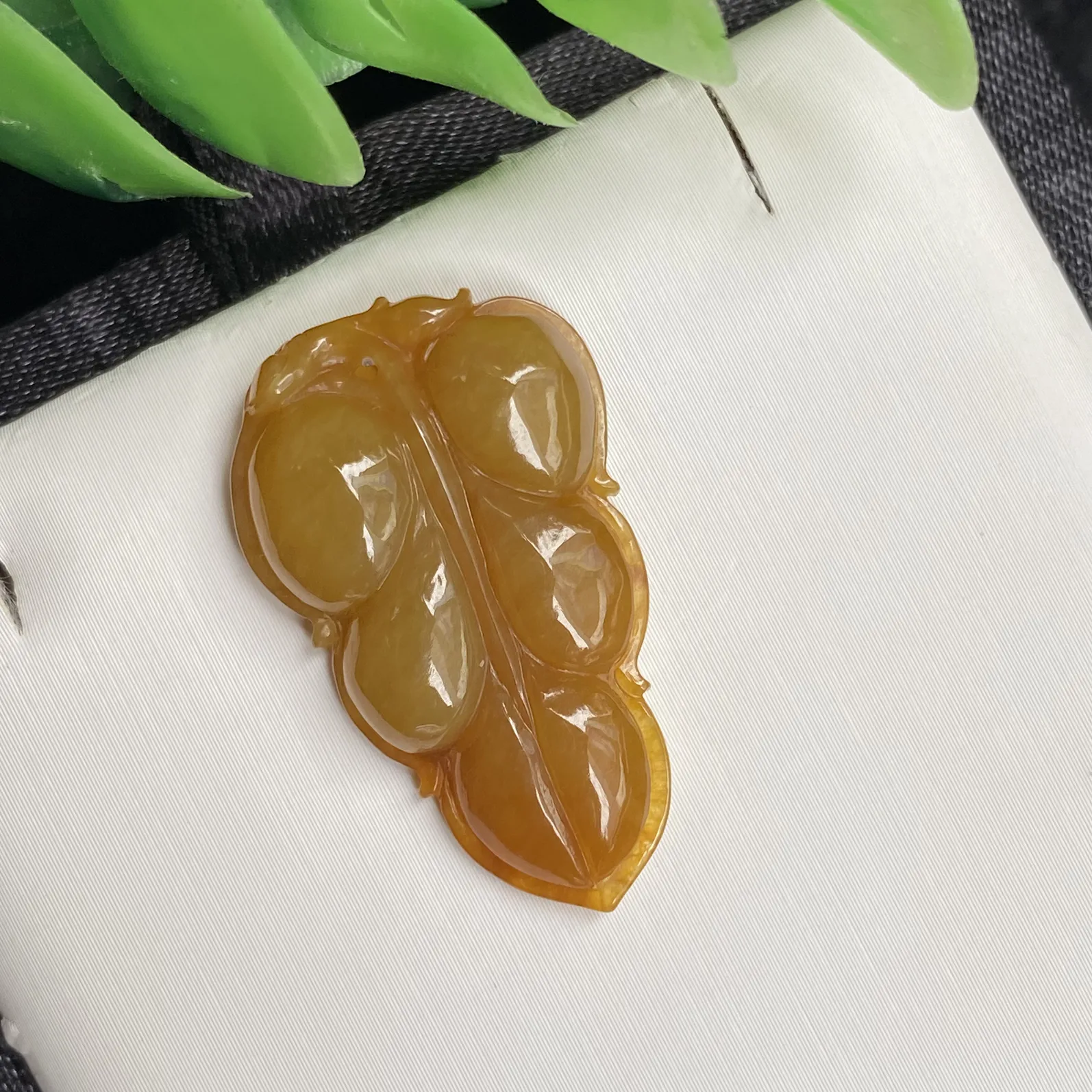 推荐【黄翡福叶】无纹裂，水润冰透，细腻，品相佳～～31*19*5.8