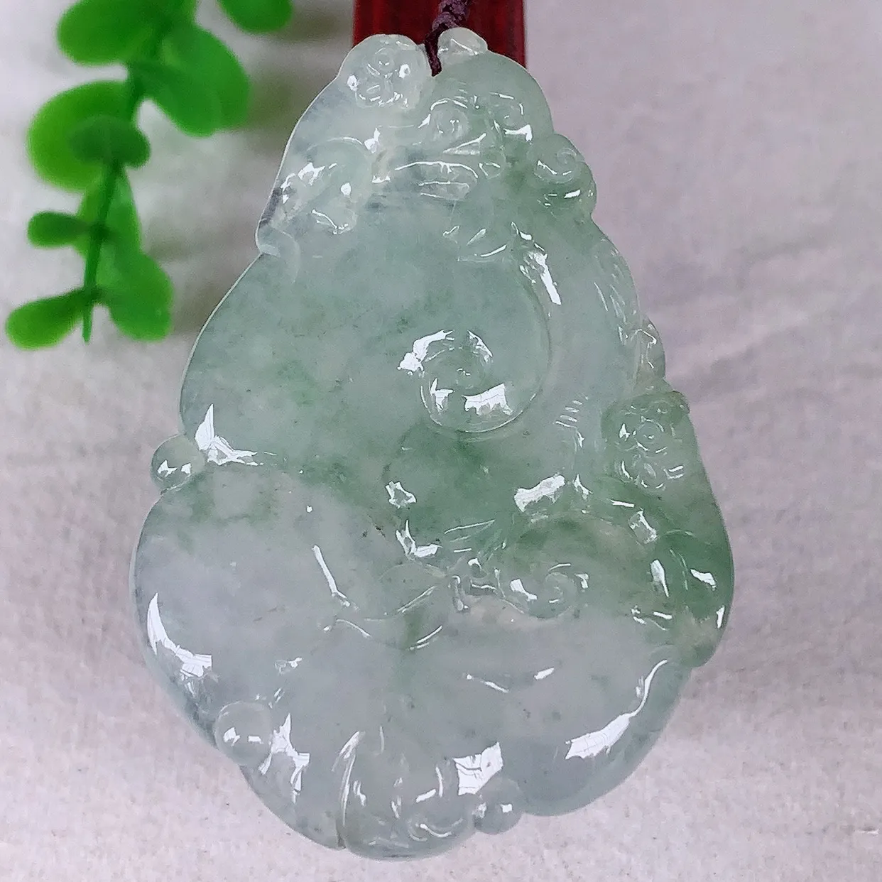 自然光实拍，大件冰种飘绿翡翠如意吊坠，翡翠如意，上身效果非常美 饱满大气，工艺美，万事如意，如意一生 #41.22