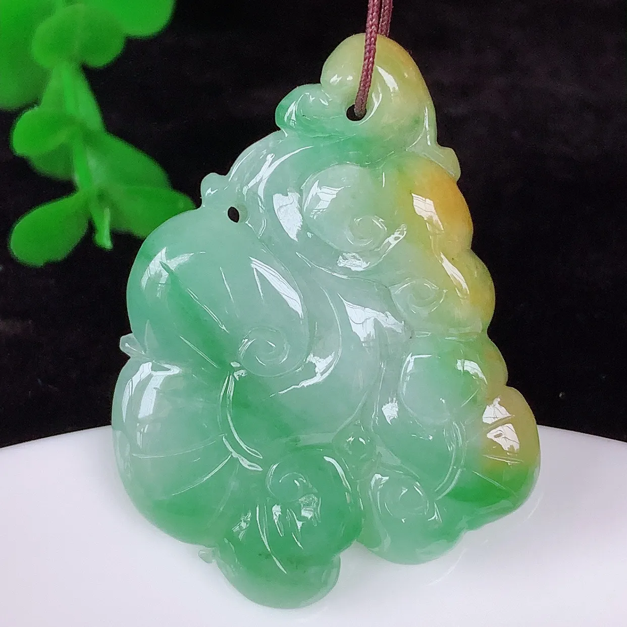 自然光实拍，冰糯种双彩黄加绿翡翠如意吊坠，翡翠如意，上身效果非常美，饱满大气，工艺美，万事如意，如意