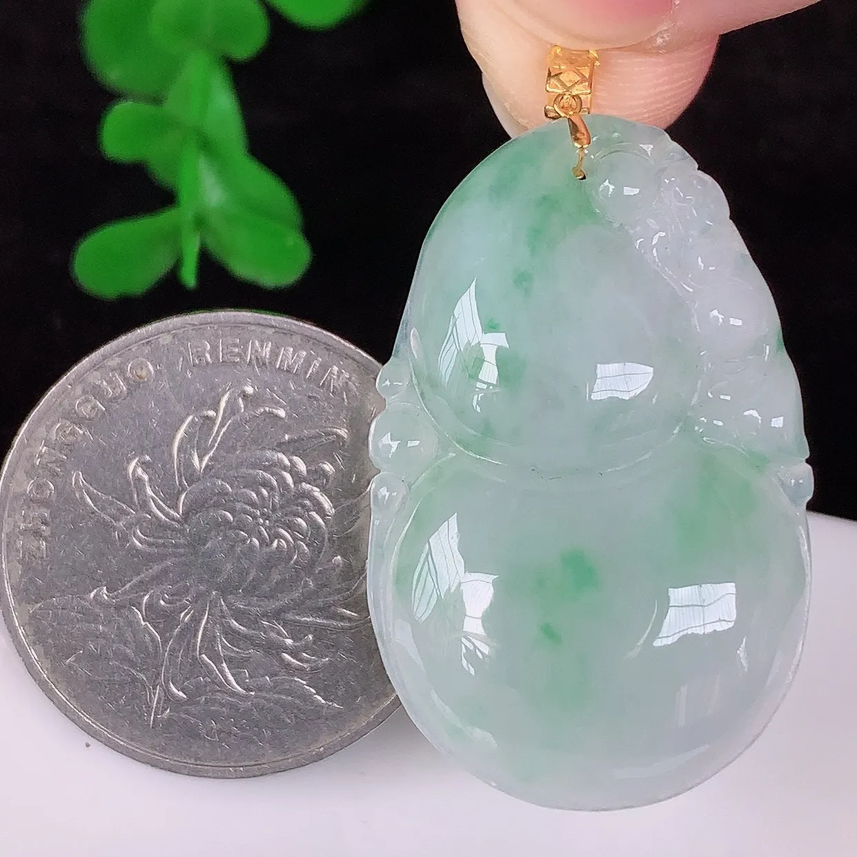 自然光实拍 18K金镶嵌冰润冰糯种飘绿翡翠葫芦吊坠，翡翠葫芦，寓意福禄双全，财源滚滚，佩戴效果优雅迷人！#00.20