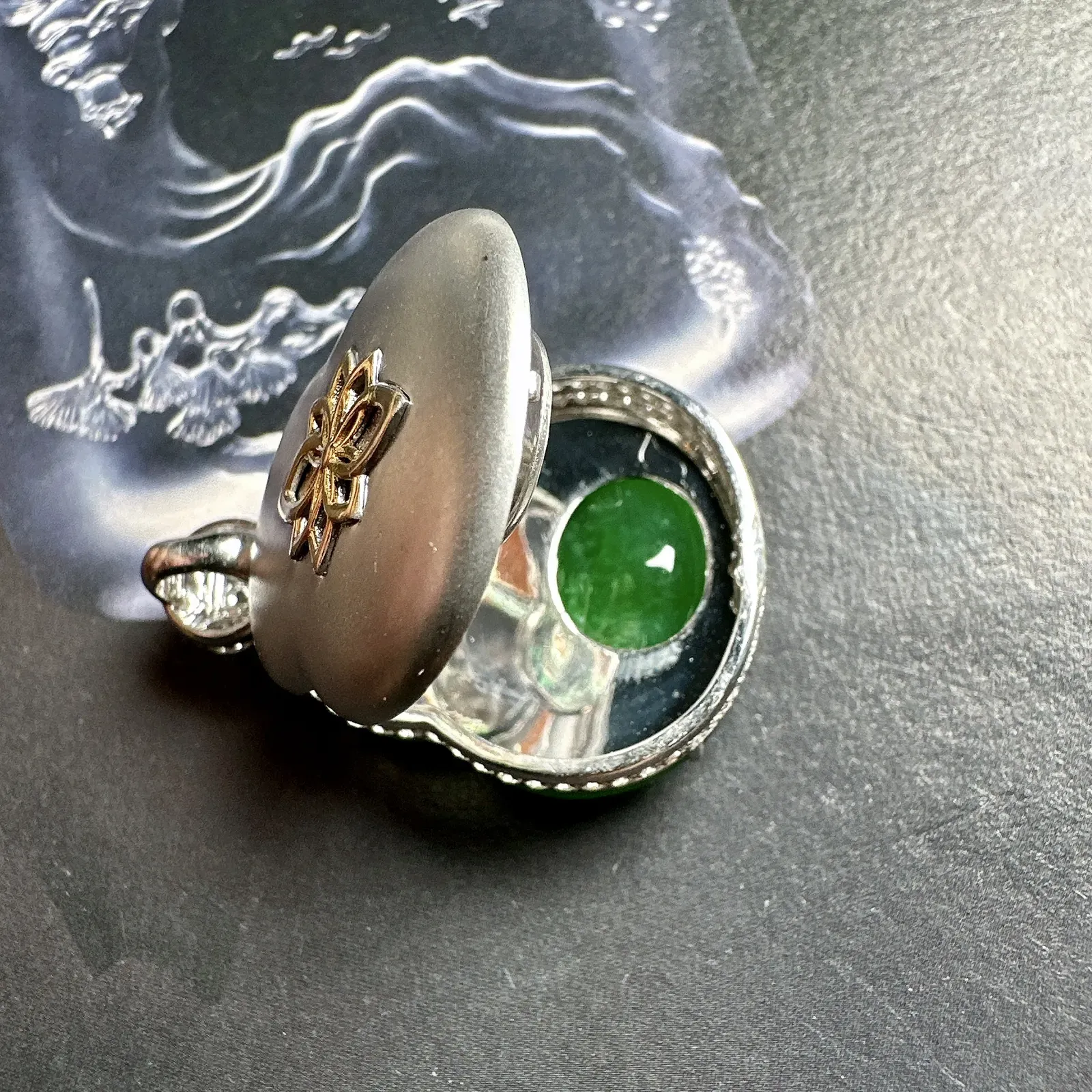 【财神】辣绿色财神，冰冰透透的，种很老，光度很不错，雕刻精致，厚度够厚，裸石尺寸26.6*24.5*6.6毫米。