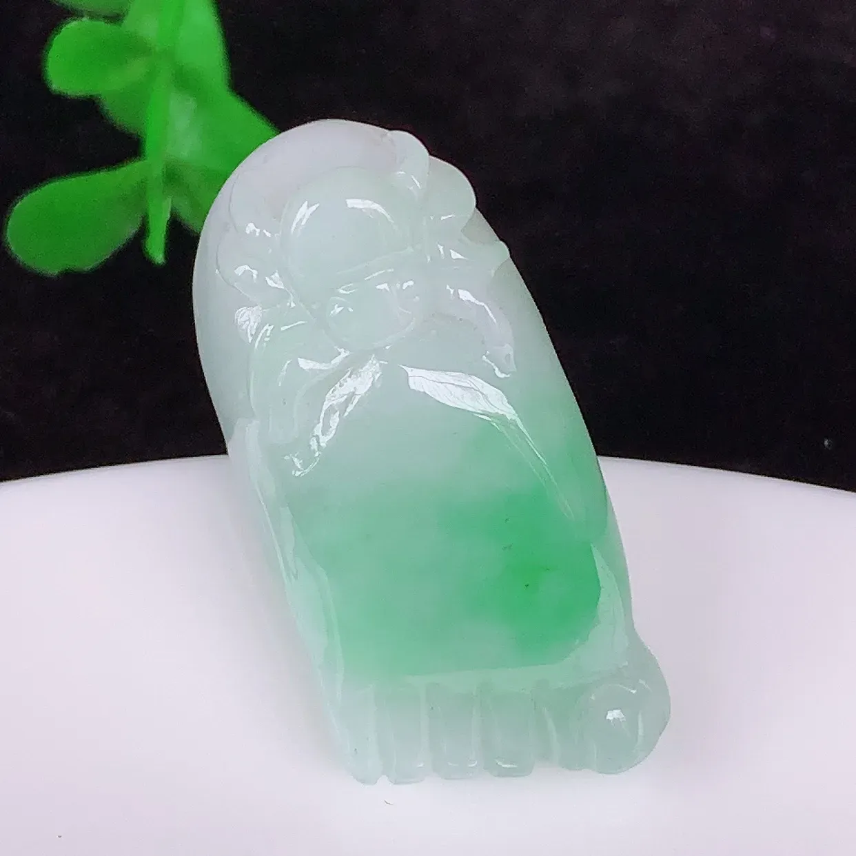自然光实拍，冰润冰糯种飘绿翡翠知足常乐吊坠，种老水足，翠色灵动，寓意美好，佩戴时尚出众！#87.22