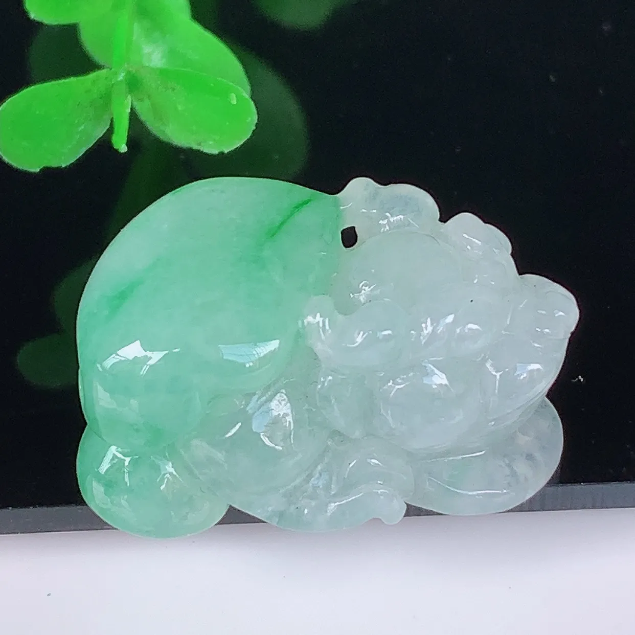 自然光实拍，冰润冰糯种飘绿翡翠招财貔貅吊坠，民间有“一摸貔貅运程旺盛，再摸貔貅财运滚滚，三摸貔貅平步青云 ”的美好祝愿。#41.20