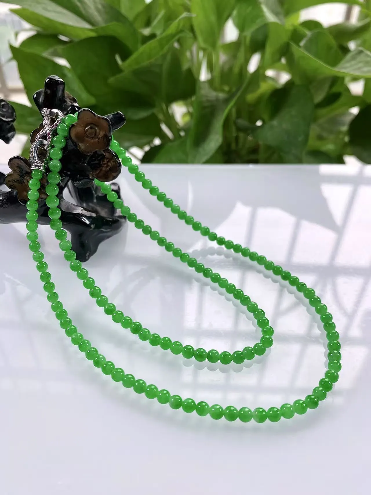 收藏级别，缅甸天然翡翠A货，卡4.2冰种起胶正阳绿小米珠微塔珠项链手链，尺寸：大珠4.2mm～小珠3.8mm/146颗，长度575mm，重量：17.06g