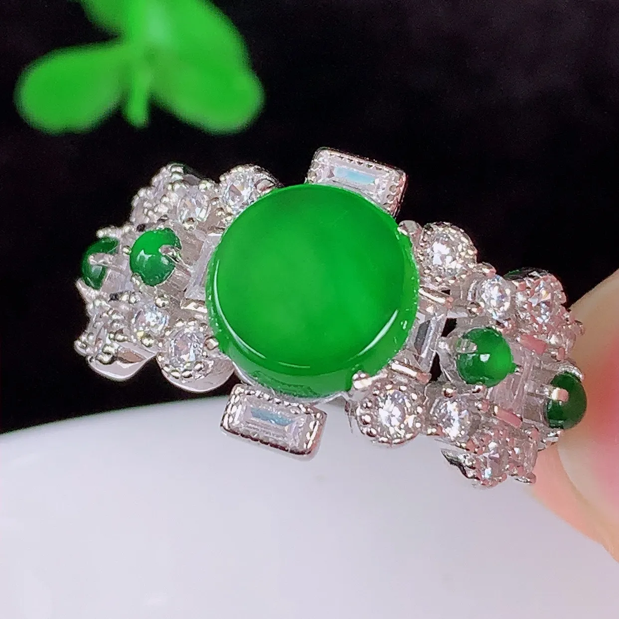 自然光实拍，冰透满绿翡翠925银镶嵌无事牌戒指，自然光实拍，翠色灵动，颜色漂亮，种老水足，品相佳，佩戴佳品！#97.20（圈口可调大小）