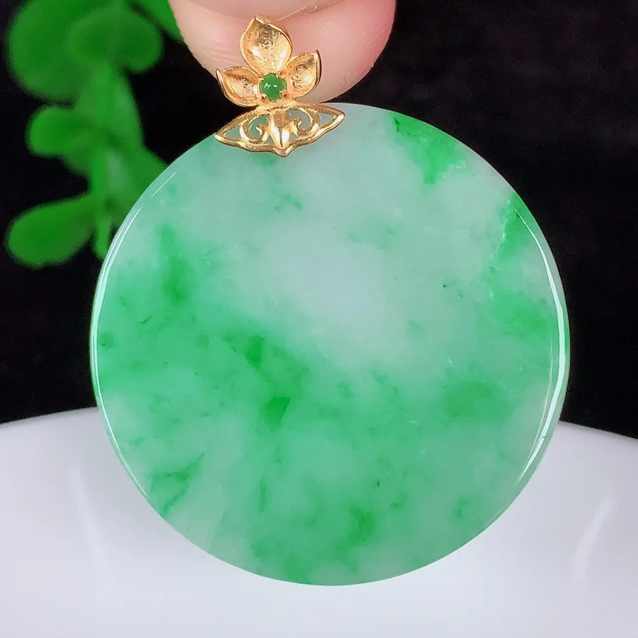 自然光实拍，18K金镶嵌水润冰糯种飘阳绿翡翠平安无事牌吊坠，翡翠无事牌，平平安安，无事牌翠色灵动，佩戴平安时尚！#00.22整体33.6*28*4裸石28*28