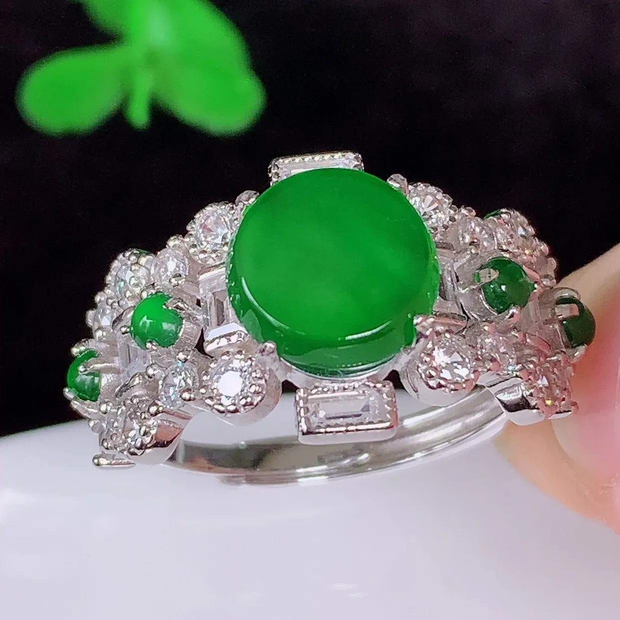 自然光实拍，冰透满绿翡翠925银镶嵌无事牌戒指，自然光实拍，翠色灵动，颜色漂亮，种老水足，品相佳，佩戴佳品！#97.20（圈口可调大小）