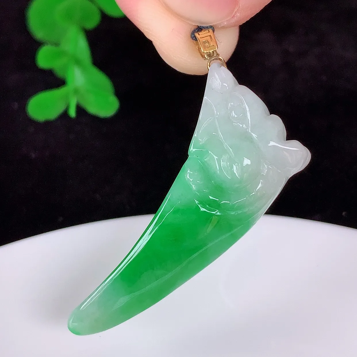 自然光实拍，18K金镶嵌冰糯种飘阳绿翡翠龙牙吊坠，精雕龙腾盛世、龙牌吊坠，种水好，雕工立体精致，佩戴