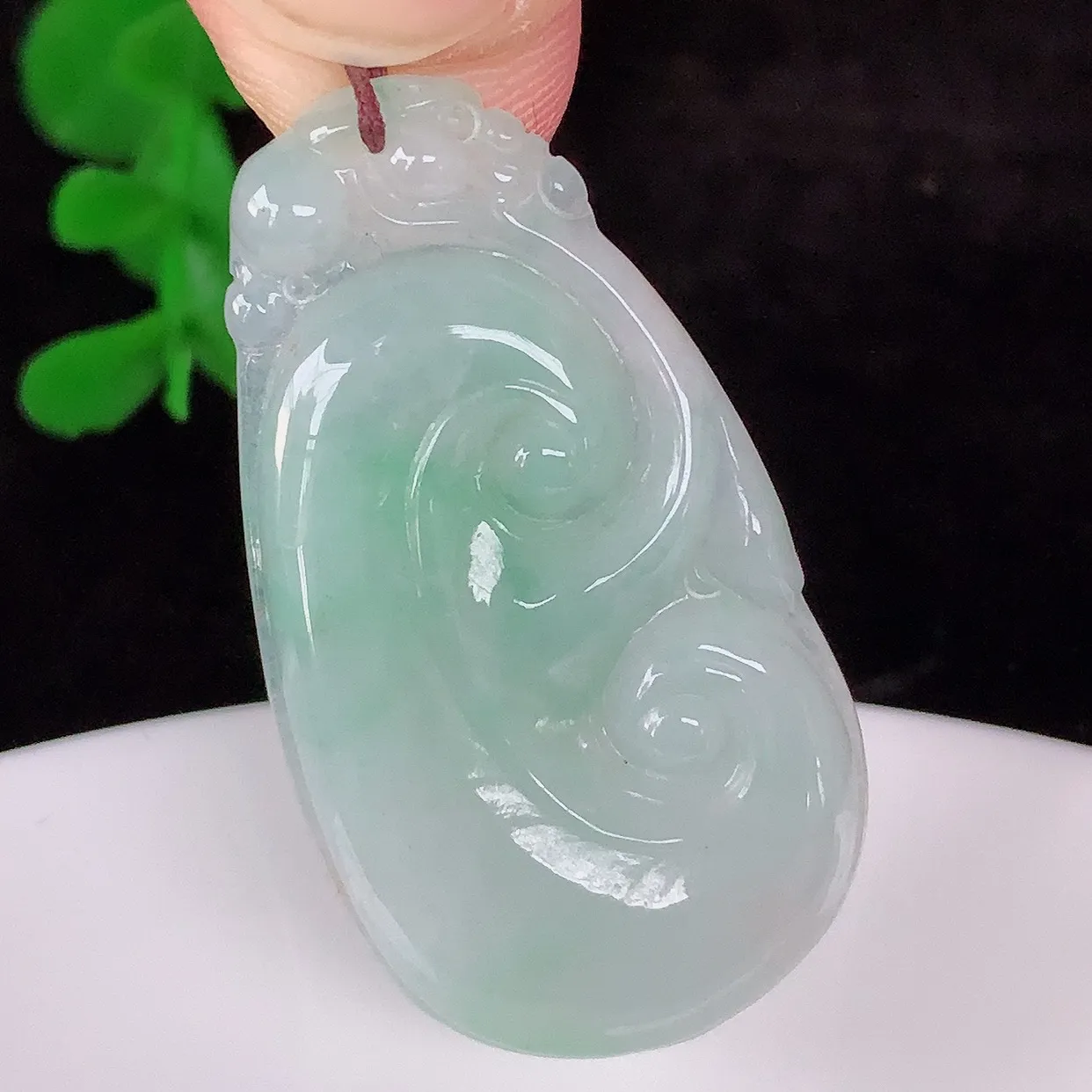 自然光实拍，冰糯种飘绿翡翠如意吊坠，翡翠如意，上身效果非常美，饱满大气，工艺美，万事如意，如意一生 #57.20