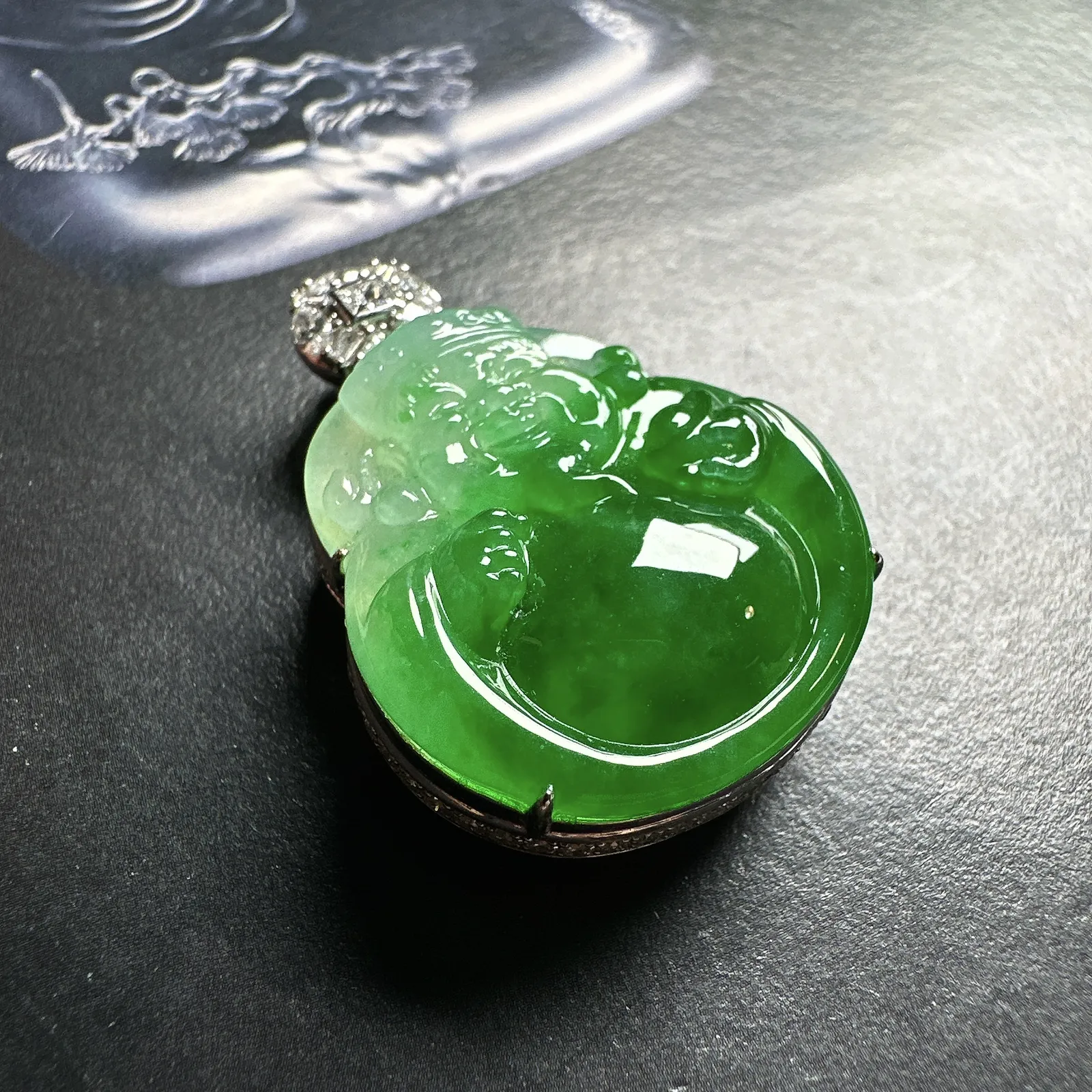 【财神】辣绿色财神，冰冰透透的，种很老，光度很不错，雕刻精致，厚度够厚，裸石尺寸26.6*24.5*6.6毫米。