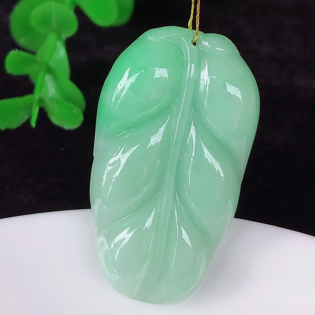 自然光实拍，冰润冰糯种飘绿翡翠事业有成叶子吊坠，莹润且起胶，叶子清秀优雅，佩戴大业有成！#35.20
