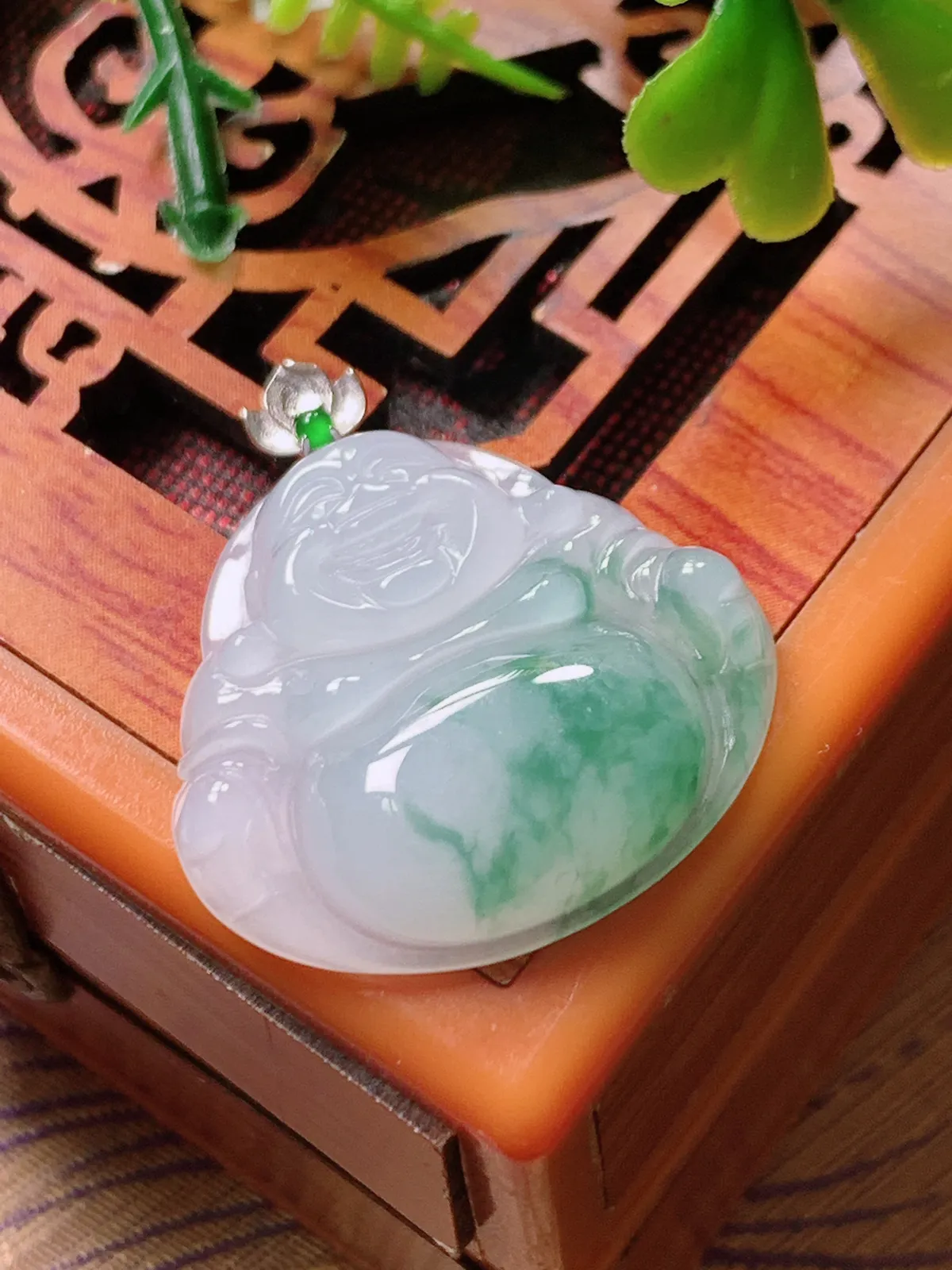 精品推荐，缅甸天然A货翡翠，18K金扣镶嵌冰种飘花佛公吊坠，种水好，颜色鲜艳，玉质水润细腻，工艺精湛