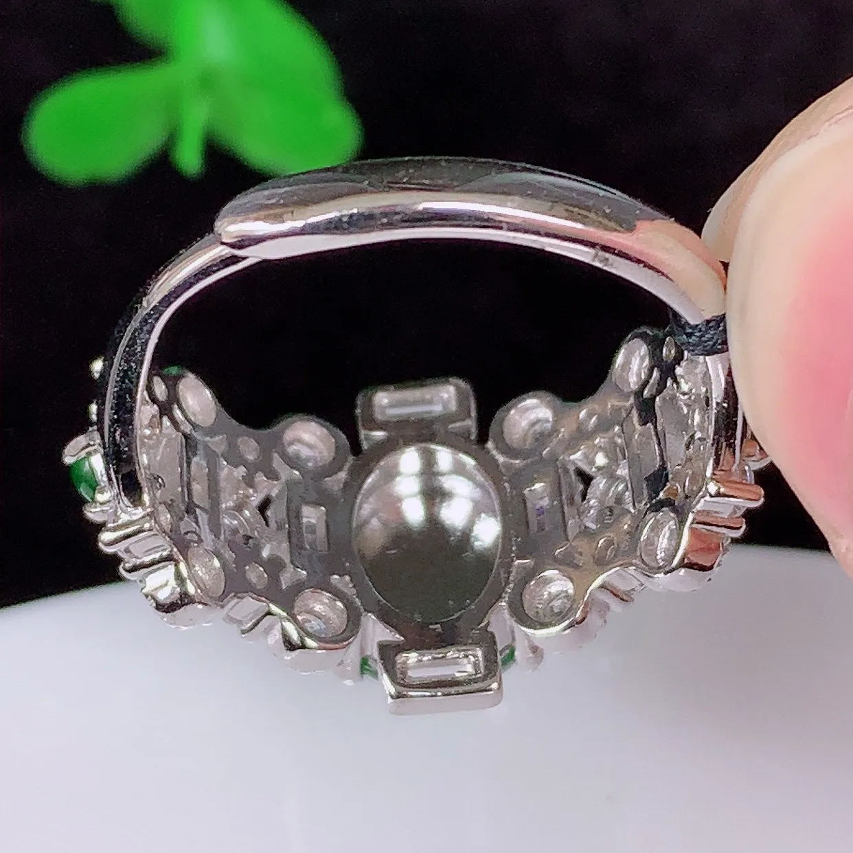 自然光实拍，冰透满绿翡翠925银镶嵌无事牌戒指，自然光实拍，翠色灵动，颜色漂亮，种老水足，品相佳，佩戴佳品！#97.20（圈口可调大小）