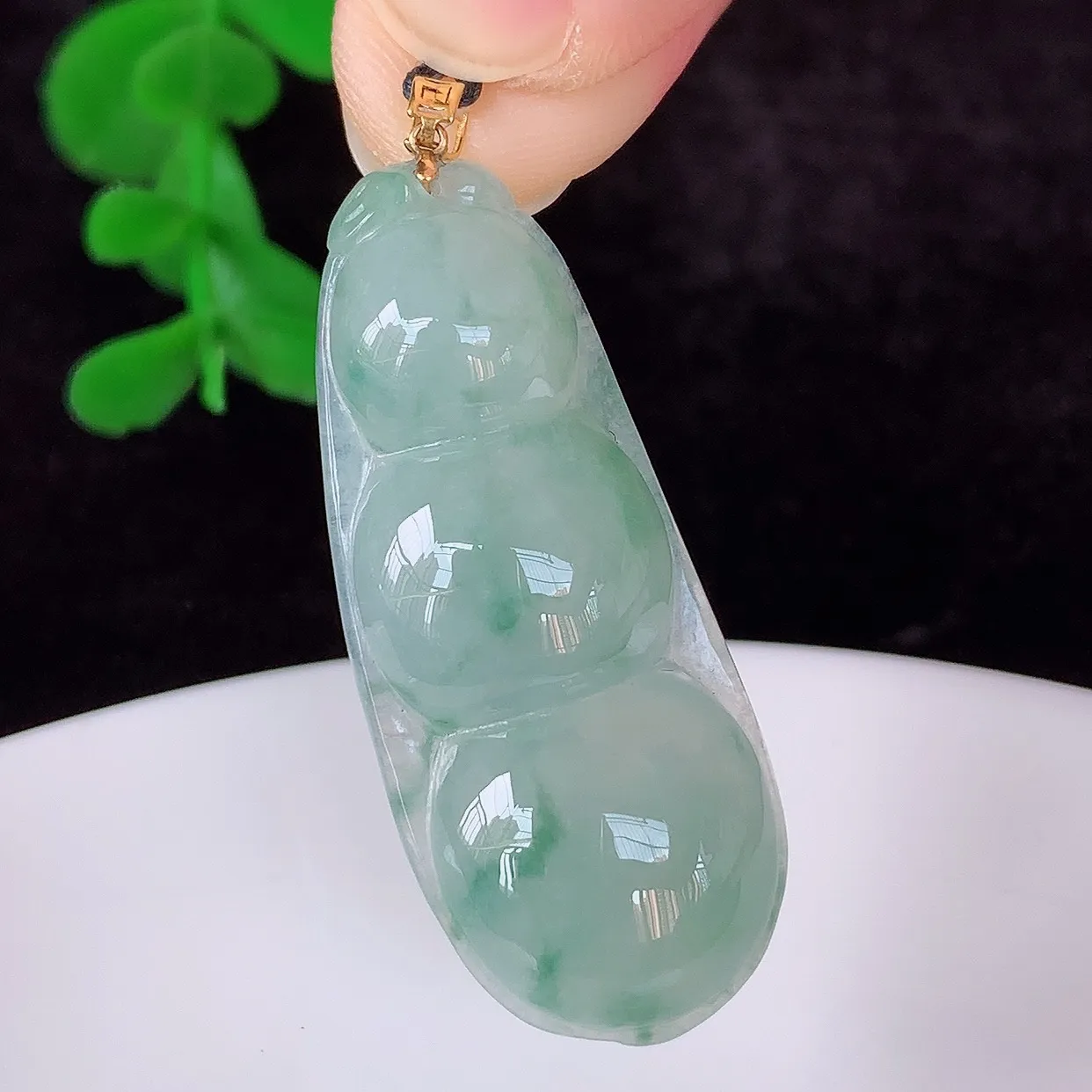 自然光实拍，18K金镶嵌冰飘花翡翠四季豆吊坠，平安豆福豆玉坠，冰润通透，豆粒饱满，寓意：豆蔻年华！#49.20