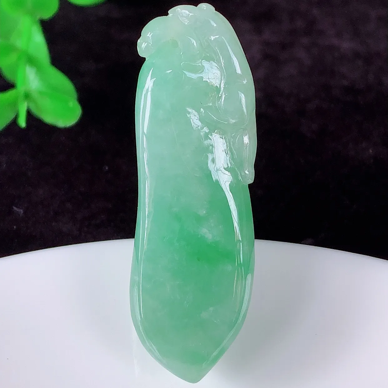 自然光实拍，冰润冰糯种飘阳绿翡翠招财福瓜吊坠，翡翠福瓜招财瓜，冰润且起胶感，佩戴效果优雅迷人！#05.20