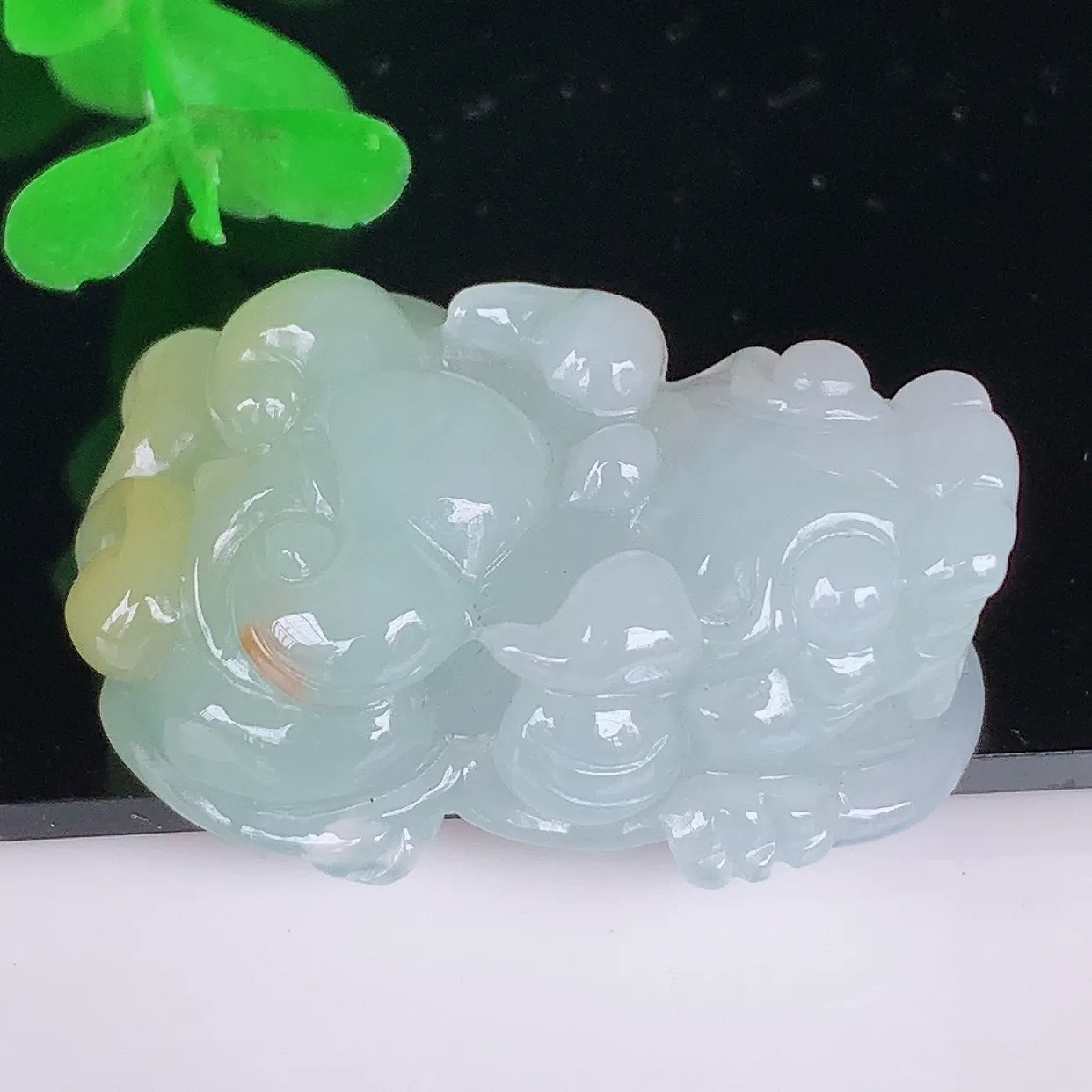 自然光实拍，冰润冰糯种黄翡翡翠招财貔貅吊坠，民间有“一摸貔貅运程旺盛，再摸貔貅财运滚滚，三摸貔貅平步