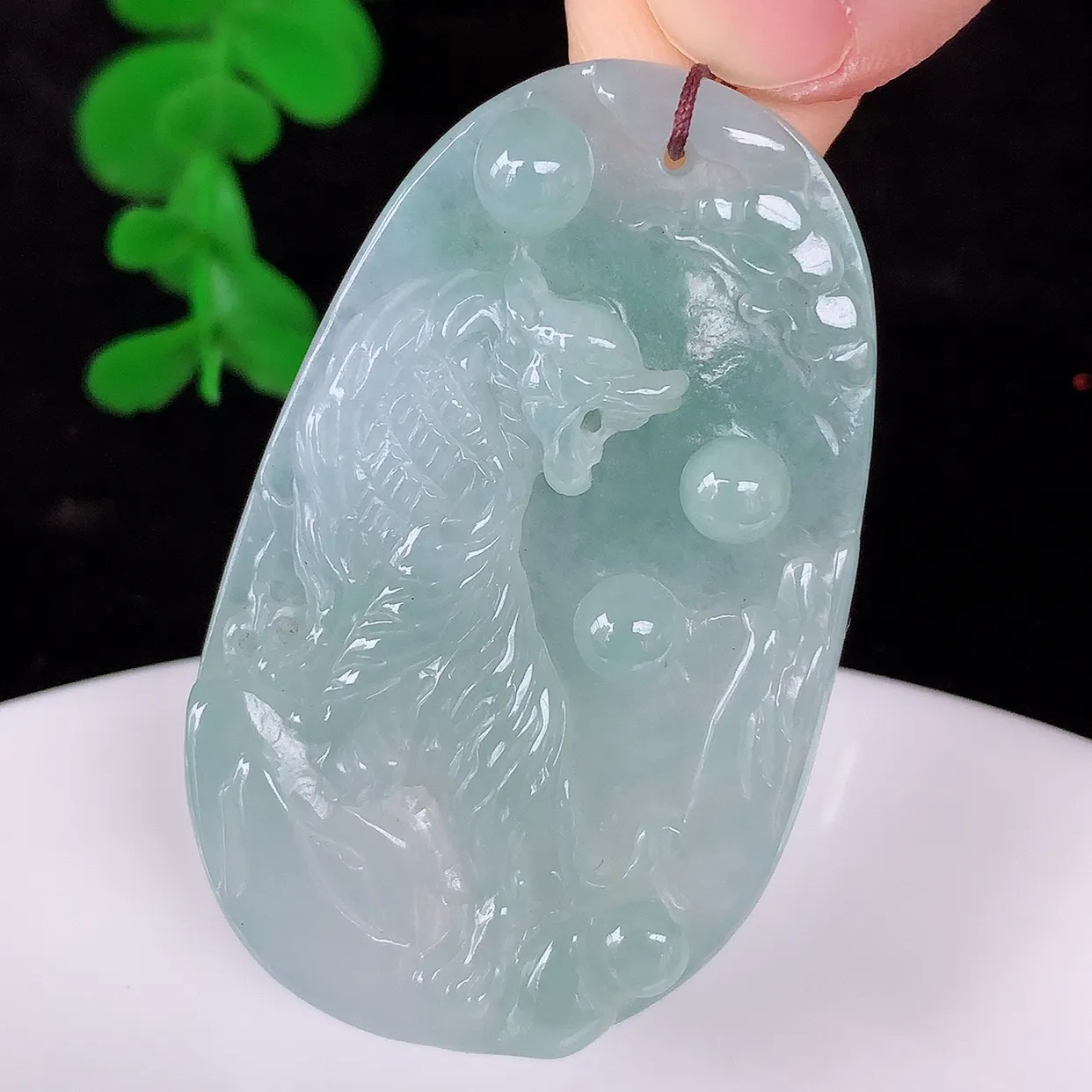 自然光实拍，冰润冰种飘绿翡翠虎虎生威吊坠，种老水足，翠色灵动，寓意美好，佩戴时尚出众！#57.22