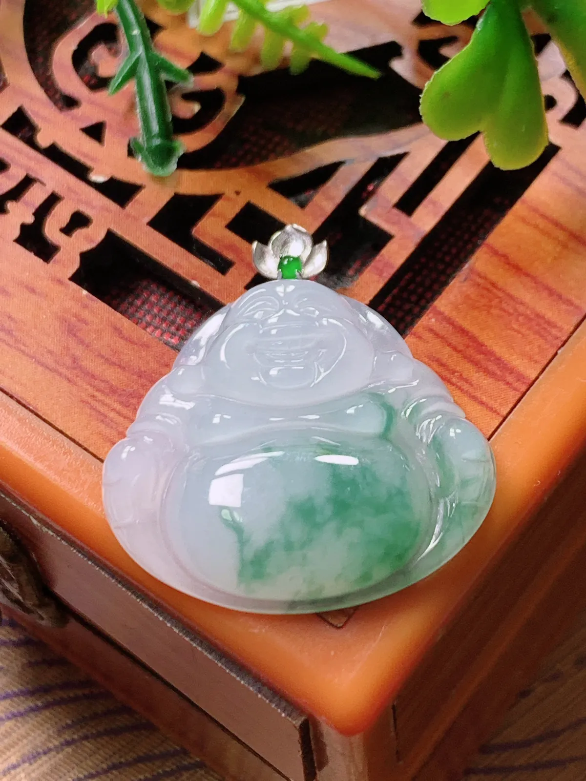 精品推荐，缅甸天然A货翡翠，18K金扣镶嵌冰种飘花佛公吊坠，种水好，颜色鲜艳，玉质水润细腻，工艺精湛，佩戴效果更佳。