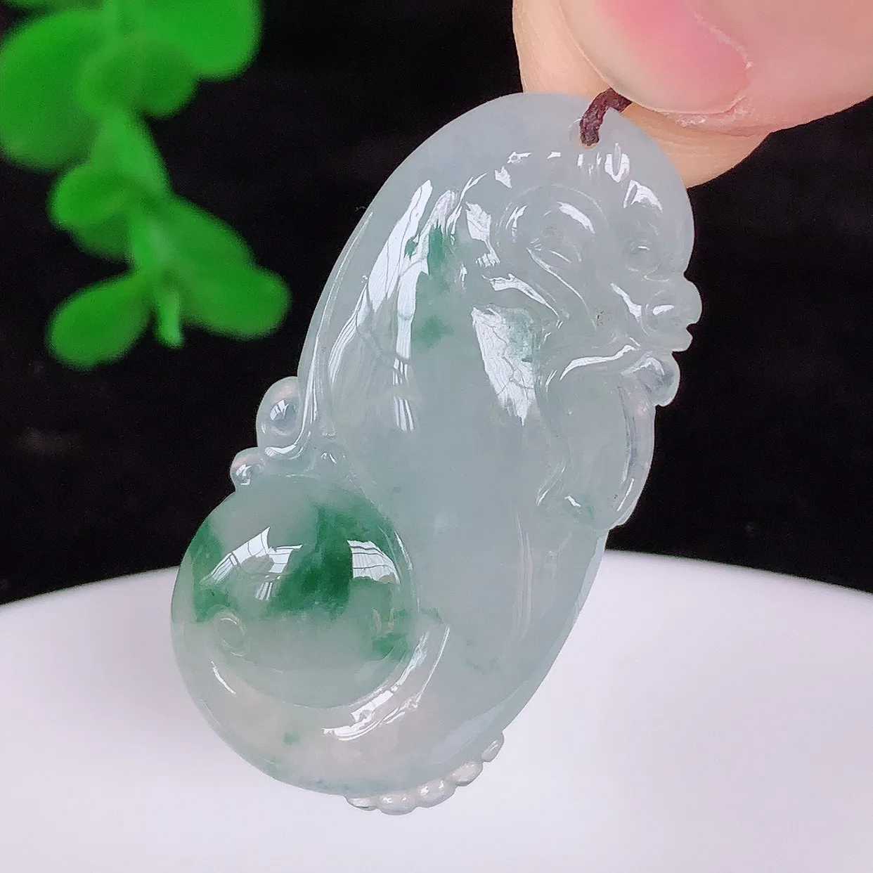 自然光实拍，冰种飘花翡翠精雕龙腾盛世、龙牌吊坠，种水好，雕工立体精致，佩戴霸气时尚！#87.22