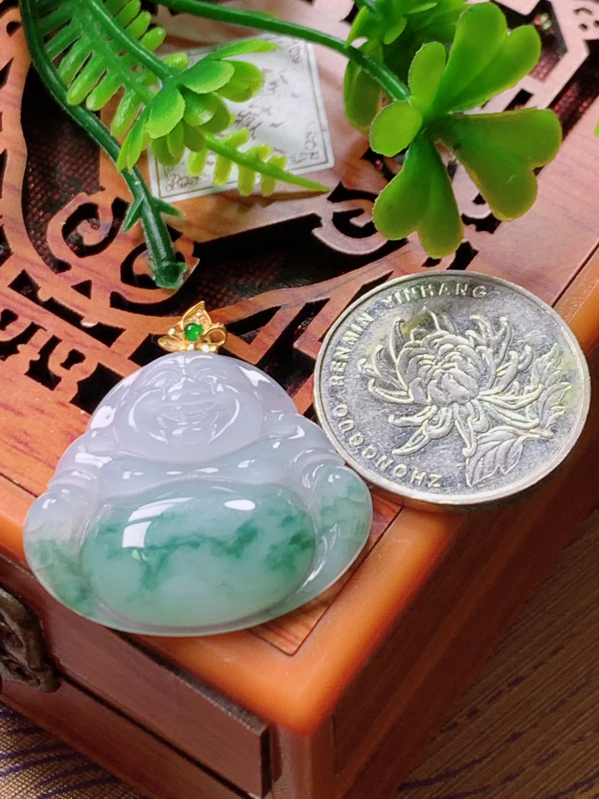 精品推荐，缅甸天然A货翡翠，18K金扣镶嵌冰种飘花佛公吊坠，种水好，颜色鲜艳，玉质水润细腻，工艺精湛，佩戴效果更佳。